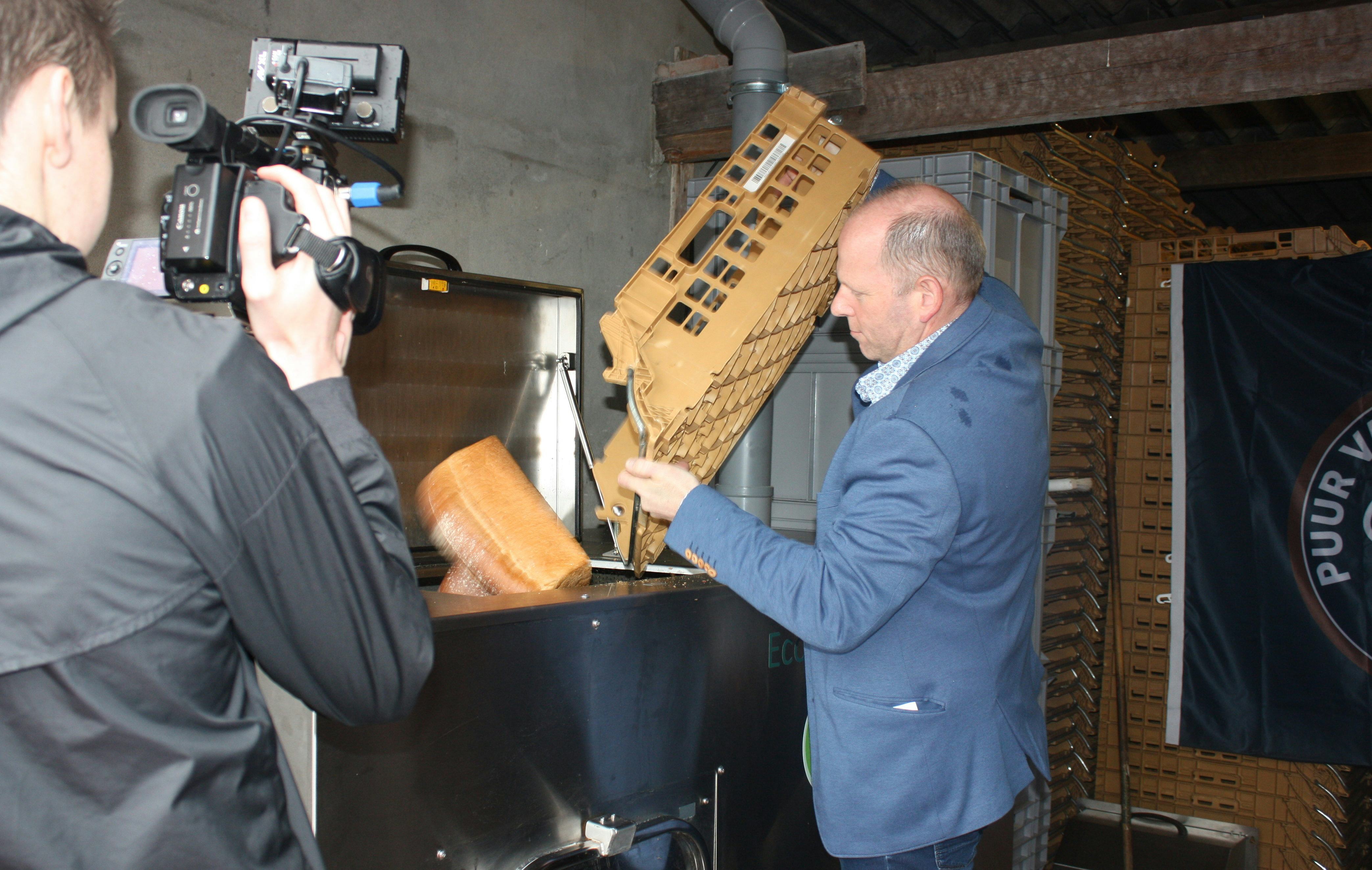 Paul Berntsen is al geruime tijd bezig met de verwerking van restbrood.