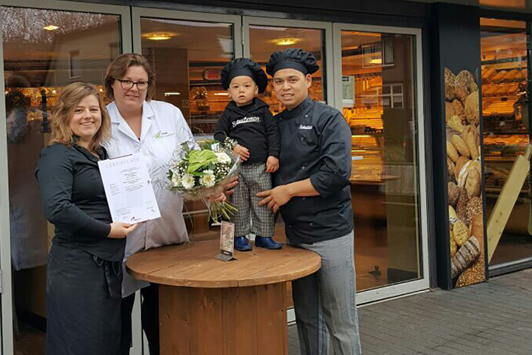 Klaar voor de toekomst - Bakkerij Schuiteman ontvangt Hygiënecertificaat. Rechts eigenaar Sander van den Top

Foto: Vdn Top
