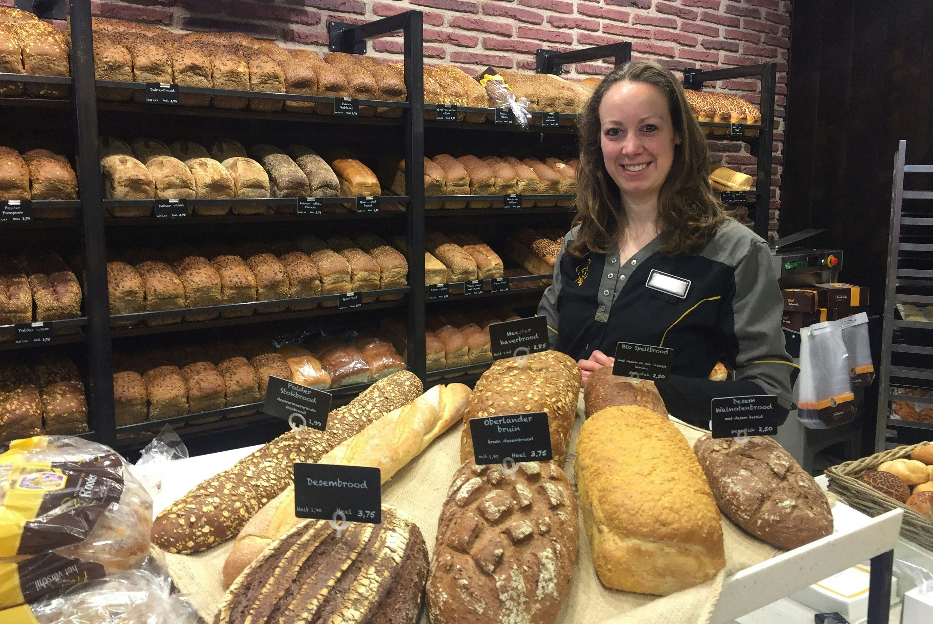 Willemijn Zwinkels in de winkel van Meesterbakker Roodenrijs in Koningshoek Maassluis