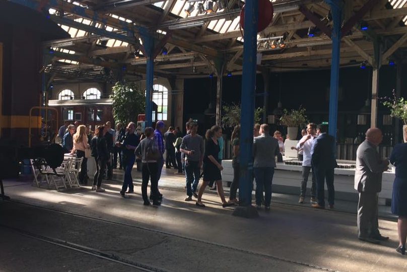 De deelnemers lopen langzaamaan binnen, files zorgen voor wat vertraging.