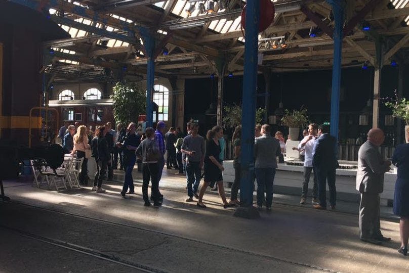 De deelnemers lopen langzaamaan binnen, files zorgen voor wat vertraging.