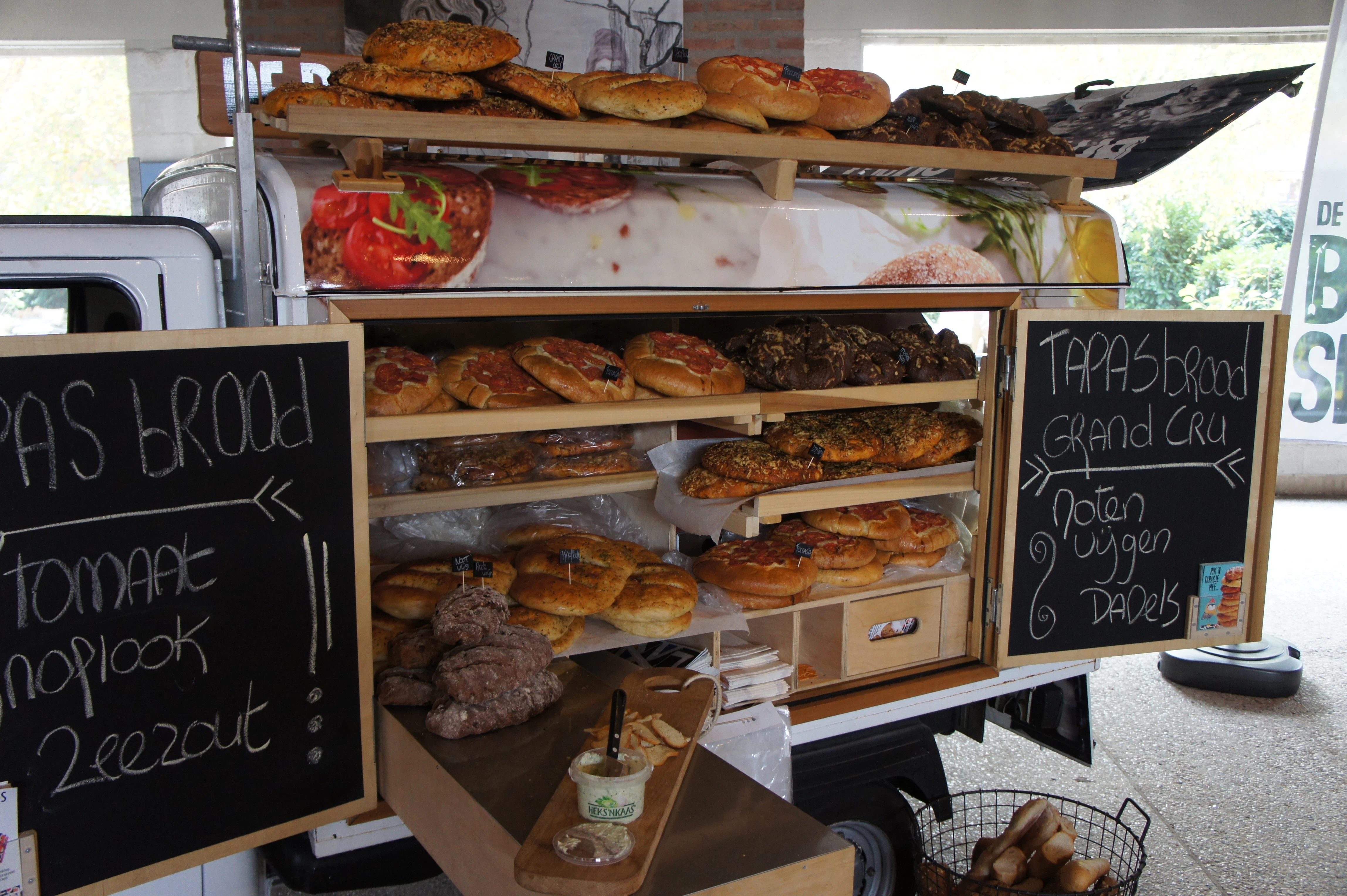 Ook bakkers en slagers maken steeds vaker gebruik van de rollende verkoopplekken.
Foto: De Bakkers Lamers