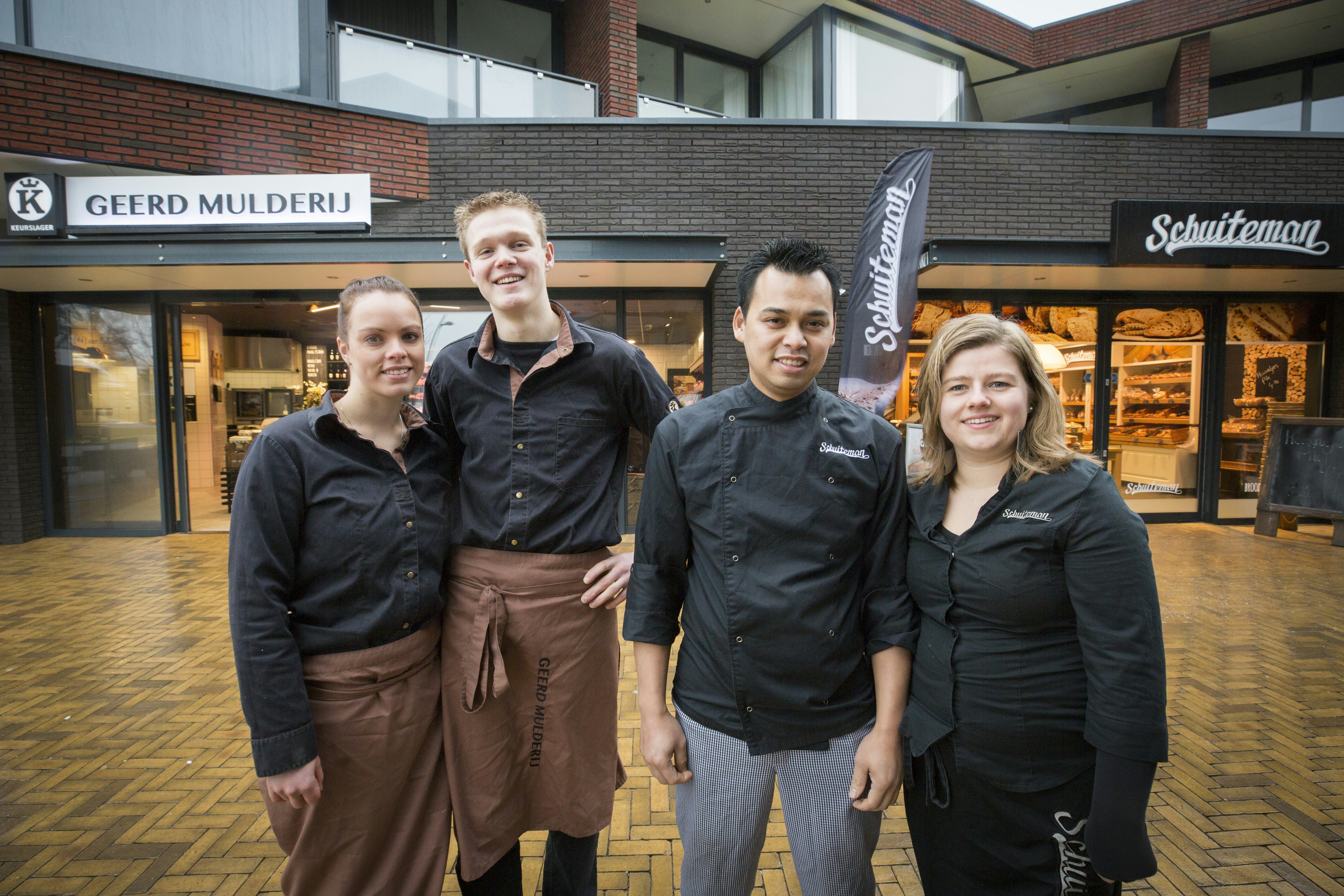 Slager Geerd Mulderij en bakker Sander van den Top zijn blij met ‘hun’ versstraat in Voorthuizen.
Foto’s: Koos Groenewold