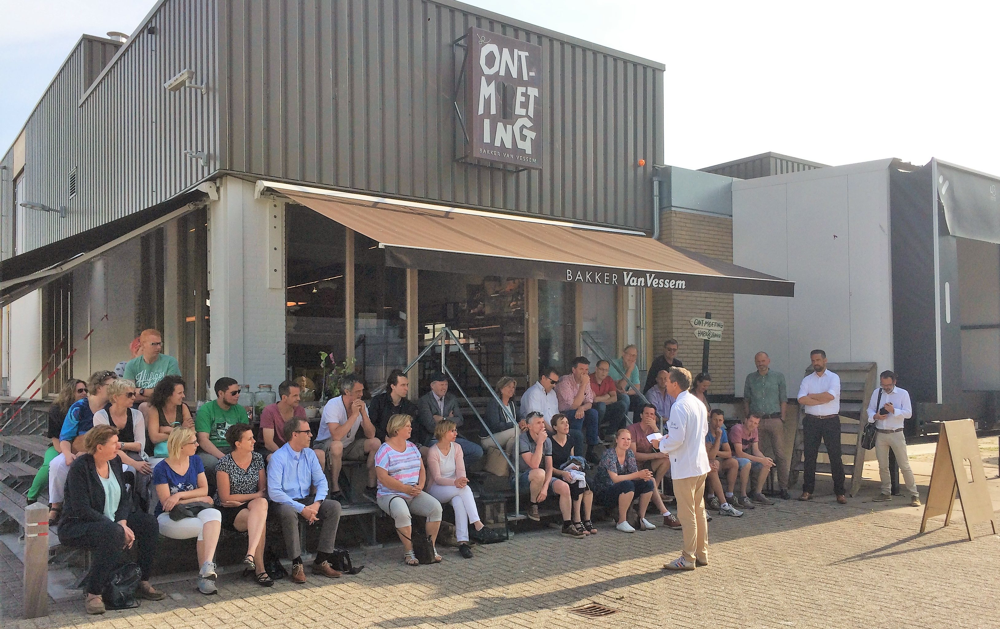 Jos Huijbregts geeft de MPG-leden uitleg over zelfsturende teams in zijn bedrijf.