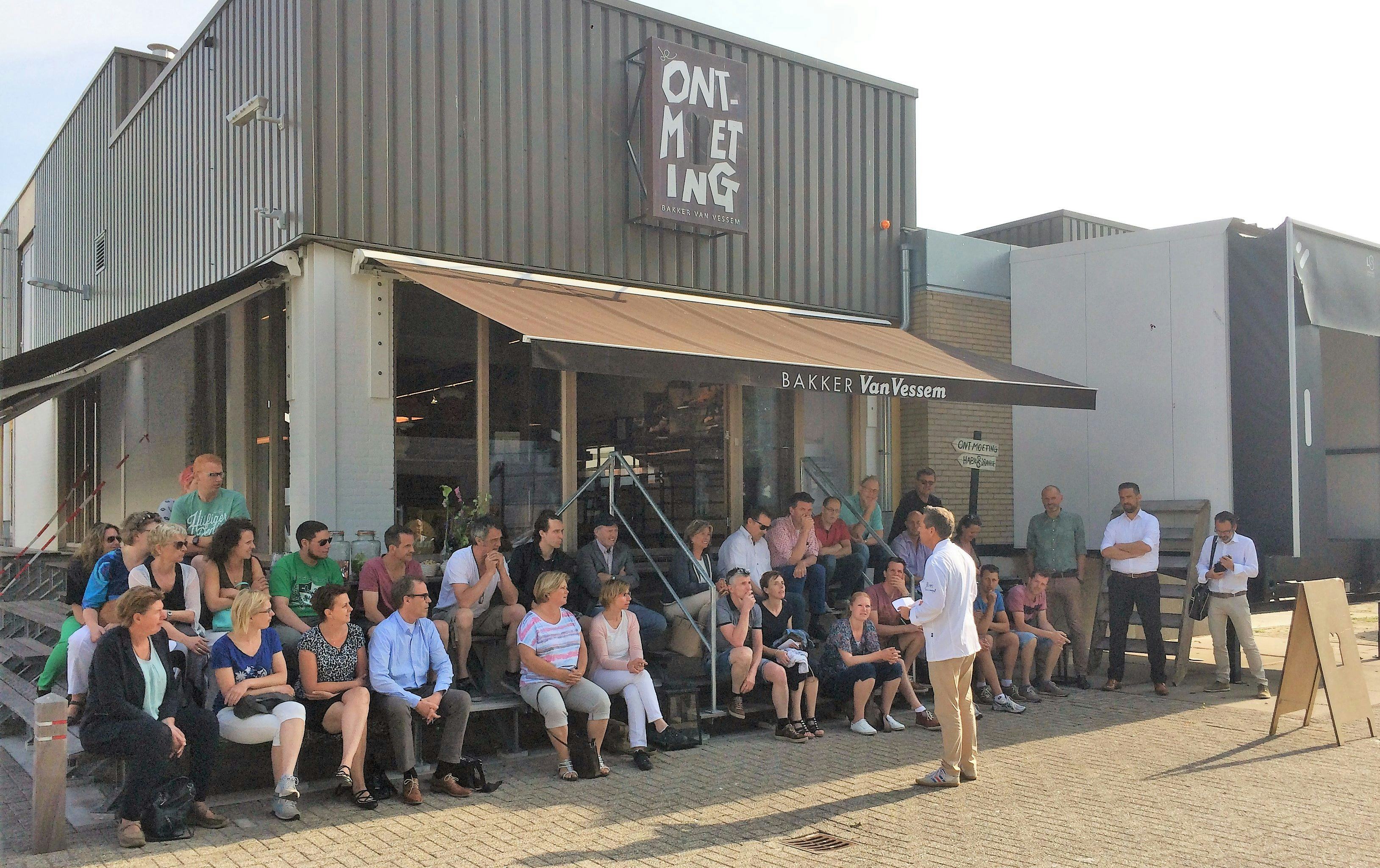 Jos Huijbregts geeft de MPG-leden uitleg over zelfsturende teams in zijn bedrijf.