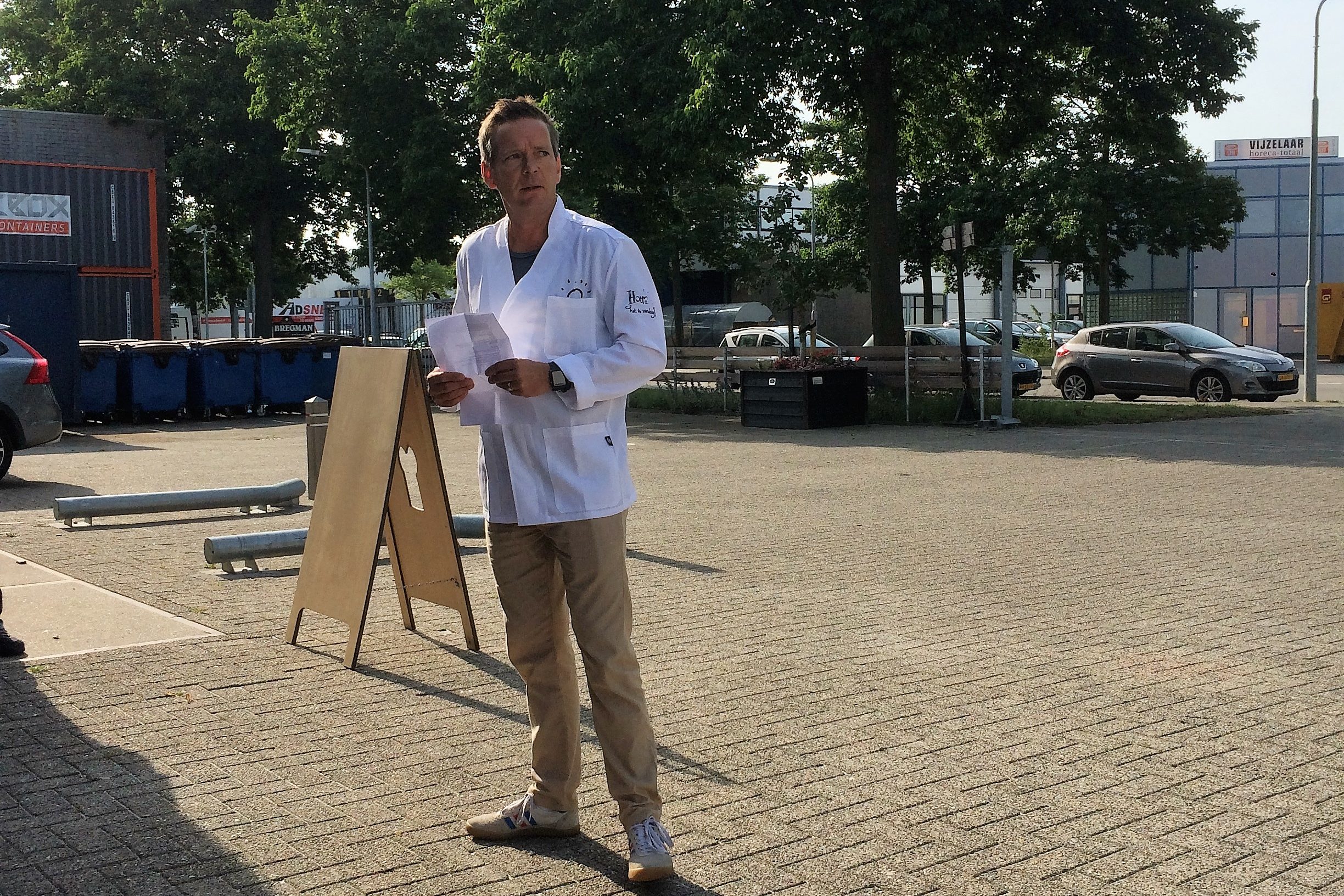 Eigenaar Jos Huijbregts leidt geregeld groepen rond, waarbij ook vertelt over duurzaam ondernemen. Links achterin zijn containers te zien, waarin het restbrood wordt opgeslagen.

Foto: VMN