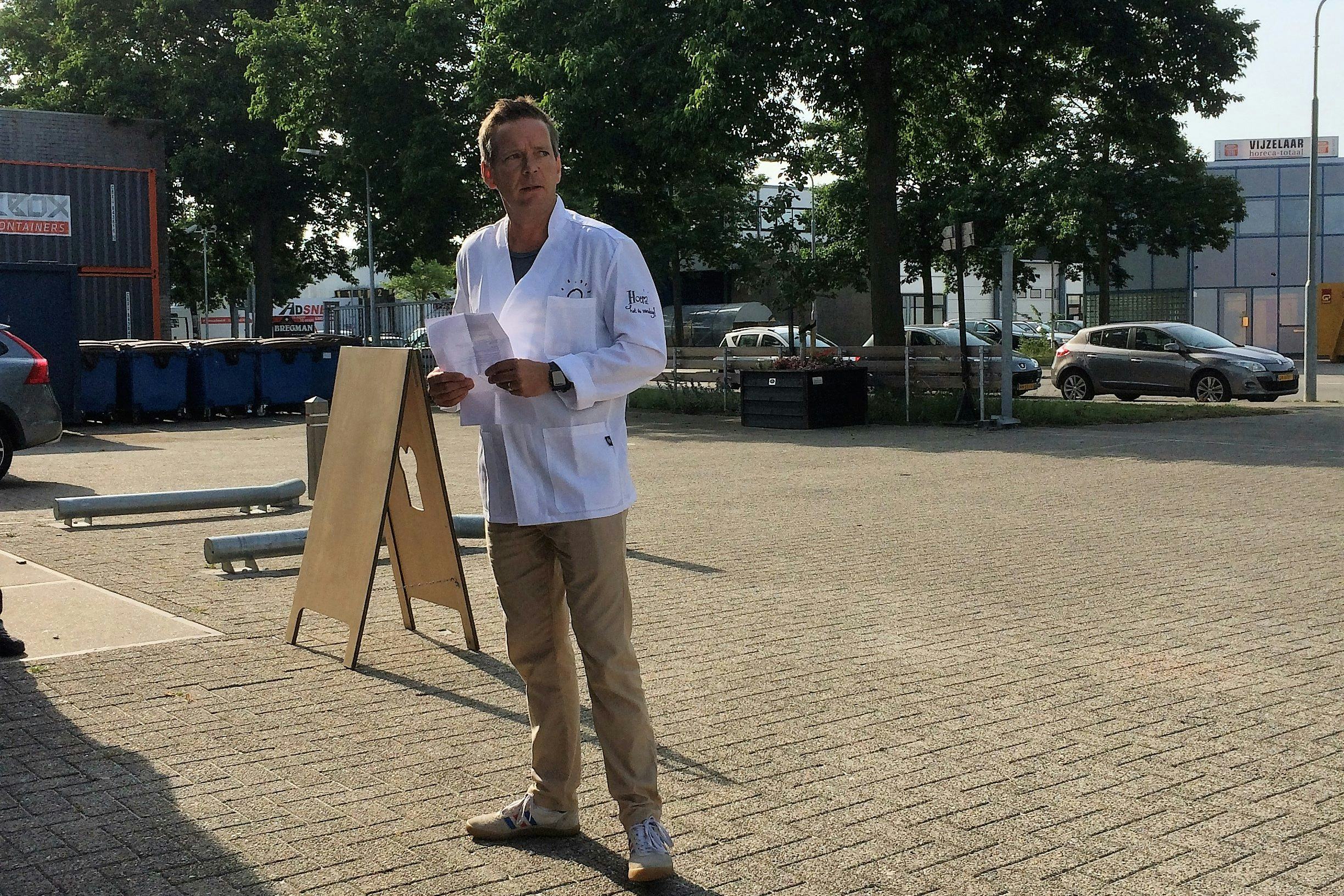 Eigenaar Jos Huijbregts leidt geregeld groepen rond, waarbij ook vertelt over duurzaam ondernemen. Links achterin zijn containers te zien, waarin het restbrood wordt opgeslagen.
Foto: VMN