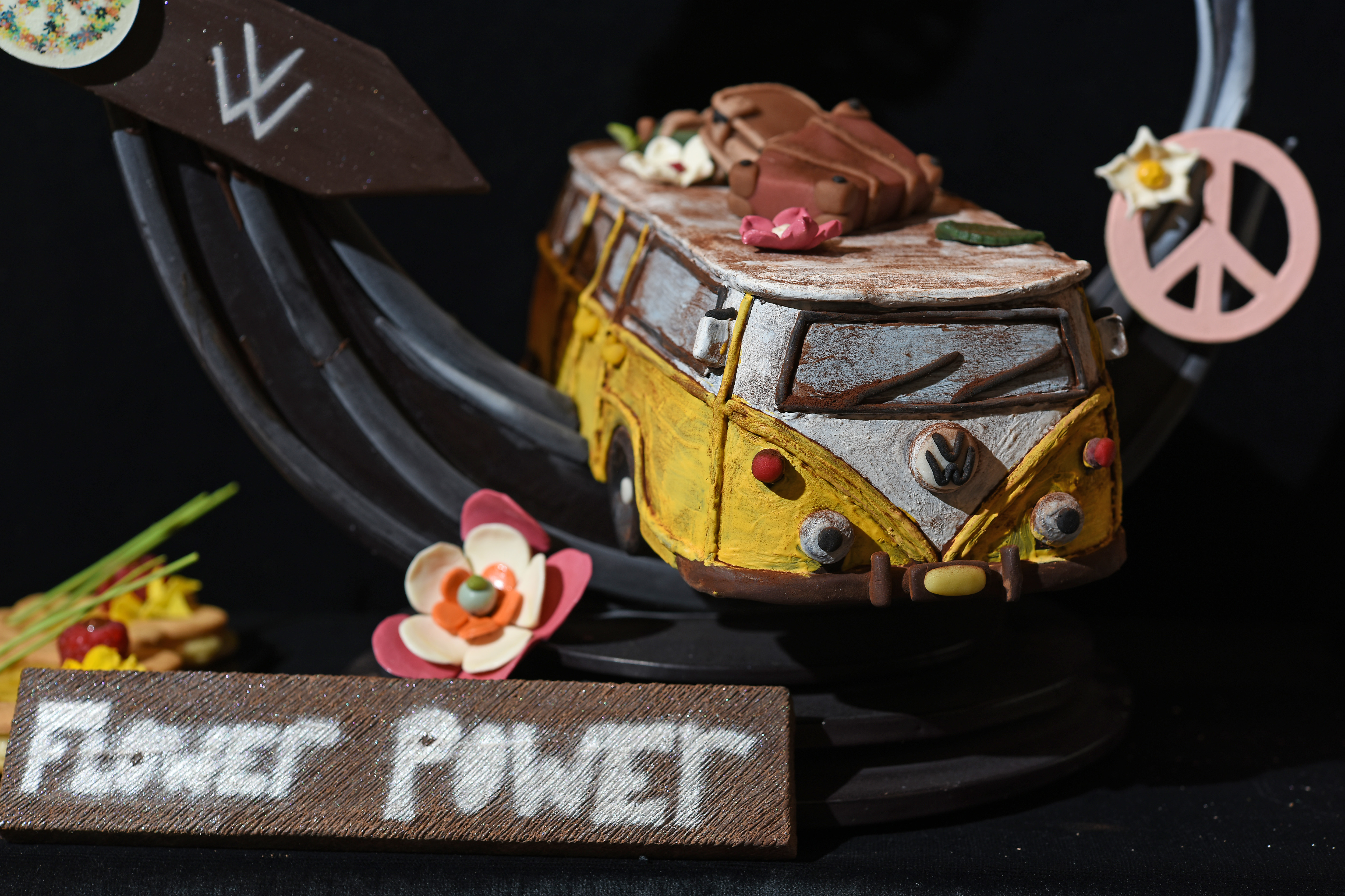 Nienke van Vilsteren koos Flower Power als thema, wat in haar showstuk prachtig tot uiting kwam.