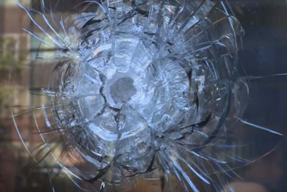 De kogelinslag in de ruit van de bakkerswinkel.
Foto: screenshot Tvndg.