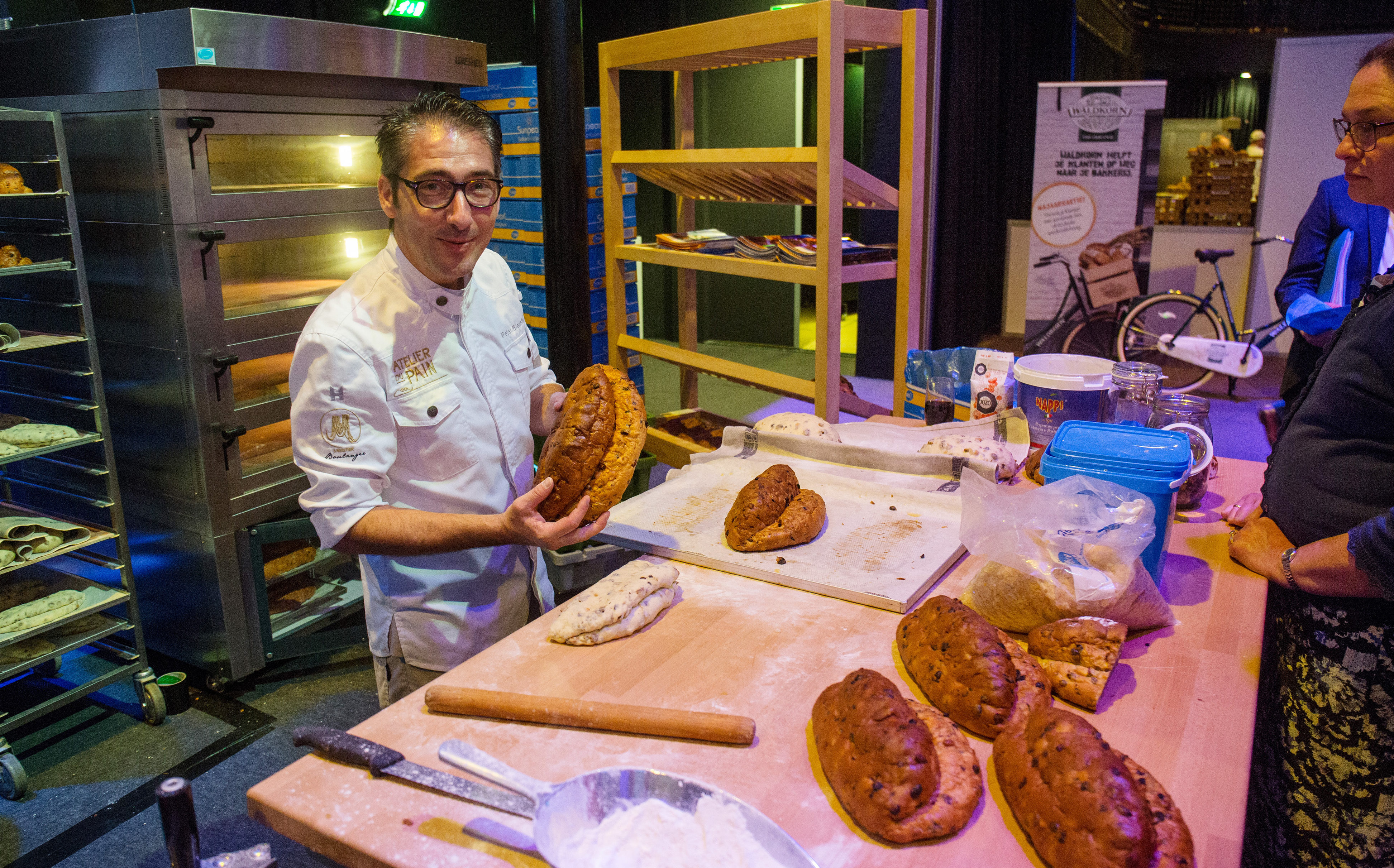 Peter Bienefelt toont momenteel op de Beko Najaarsdagen waar je ook weer op moet letten bij het maken van stollen.

Foto: Herbert Wiggerman