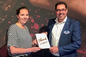 Nina Hoff en Richard Guldemundt met hun 3D geprinte handtekeningen.