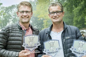 Archieffoto: Roel (links) en Marten Boonstra in de prijzen bij de Oranjekoekwedstrijd.