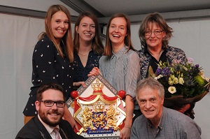 Julia, Anna, Sara en Marianne ten Broeke.
Onder: Burgemeester van ’t Erve en Dick ten Broeke. Foto: Hermien Marsman