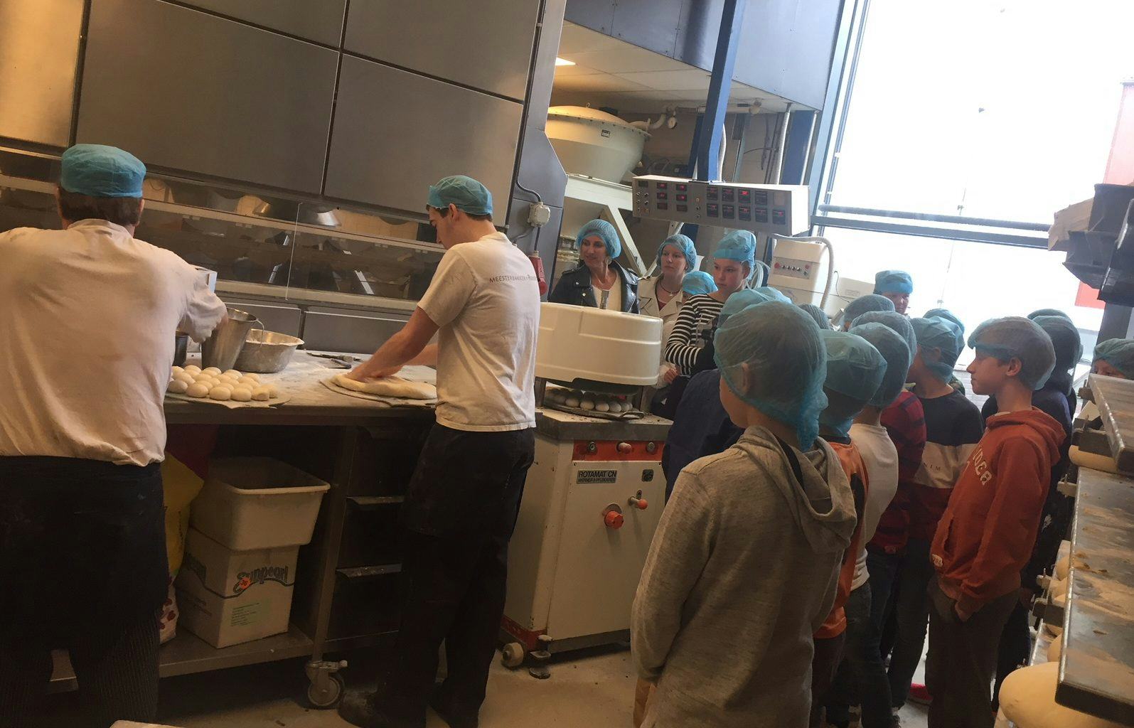 Leerlingen bezoeken Meesterbakker Roodenrijs op de Dag van de Westlandse Techniek.
Foto's: Roodenrijs