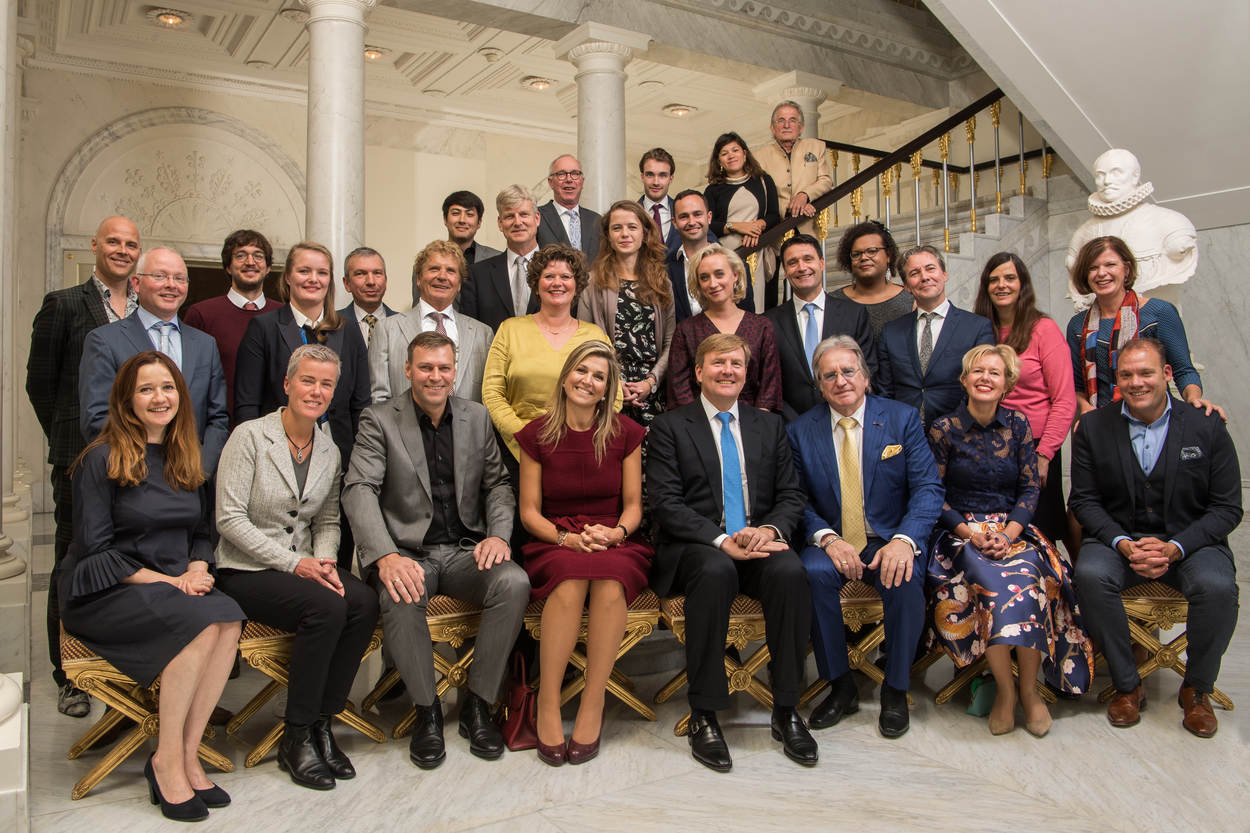 27 uitblinkers lunchten met de koning en koningin. Foto: RVD/Jeroen van der Meyde