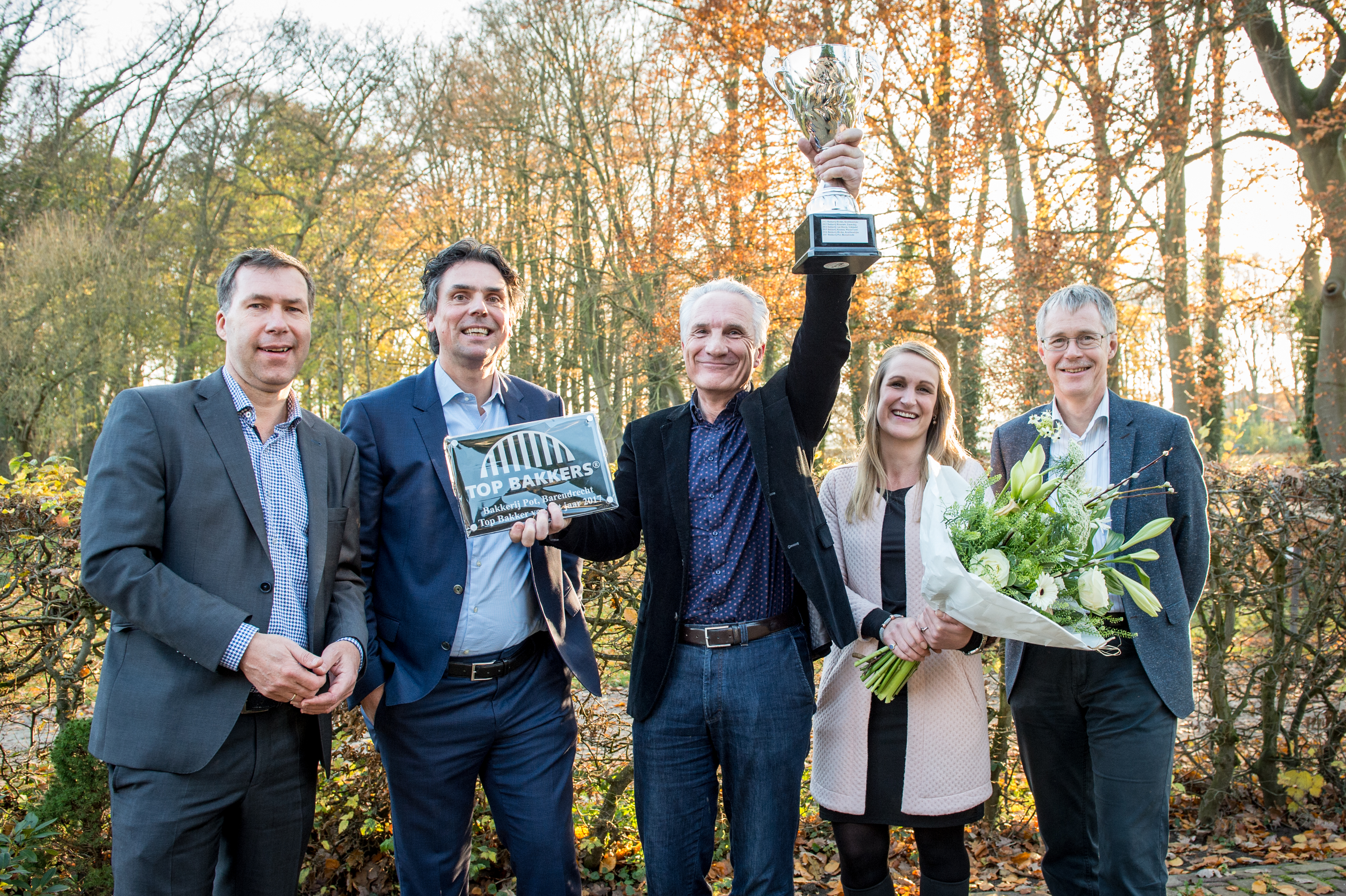 Willem Jan Pot van Bakkerij Pot uit Barendrecht is blij met de bokaal en het winnaarsschild. Foto: Top Bakkers
