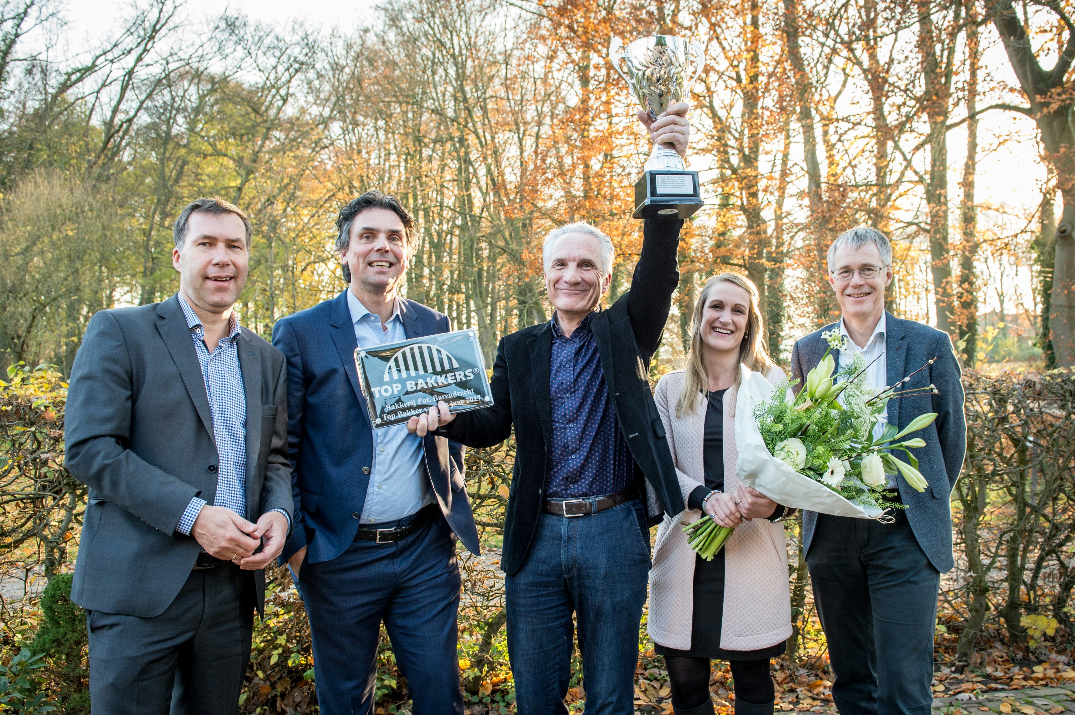 Willem Jan Pot van Bakkerij Pot uit Barendrecht is blij met de bokaal en het winnaarsschild. Foto: Top Bakkers