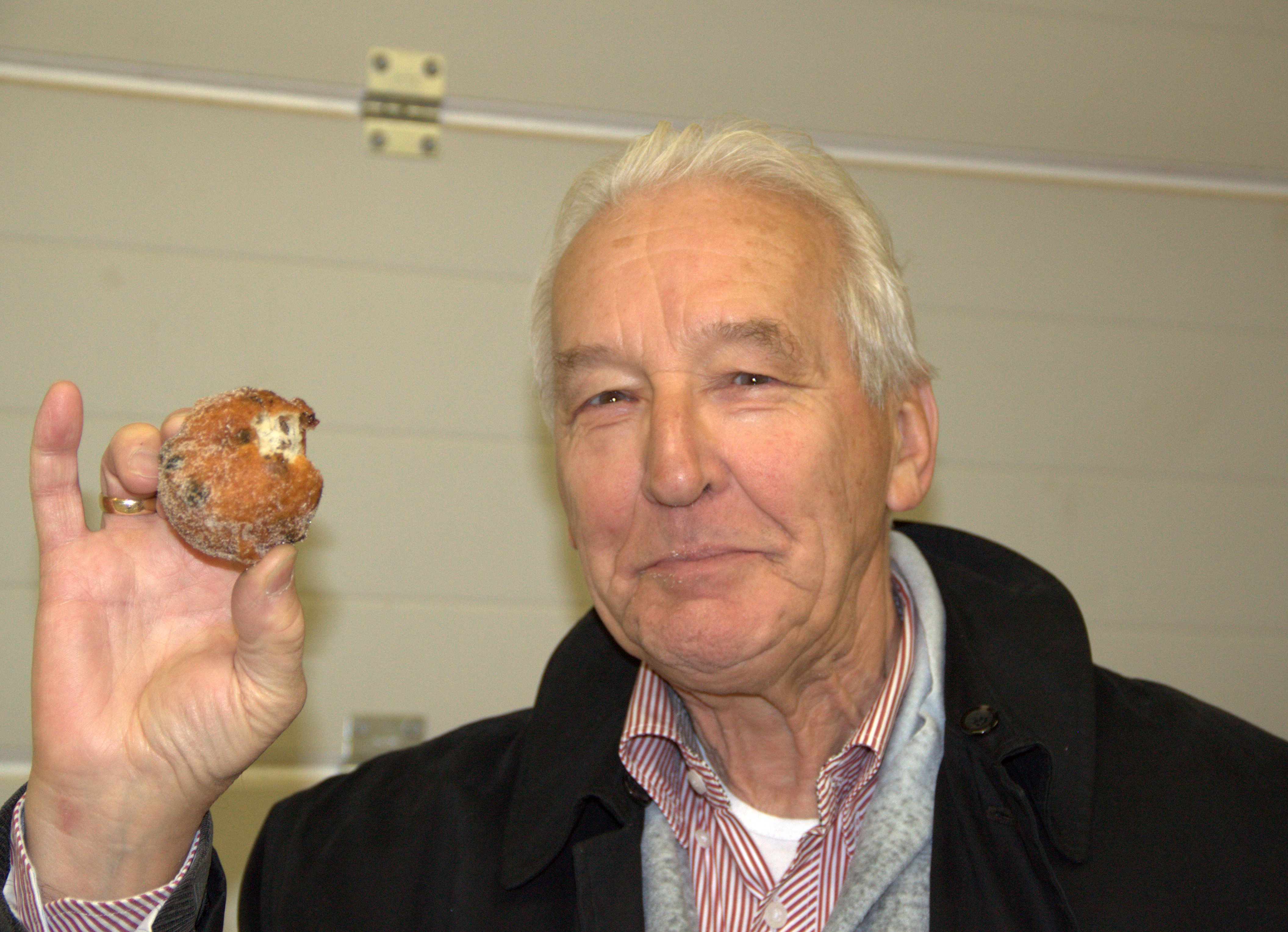 Echte Bakkers bakken oliebollen voor gasten van de Zonnebloem.