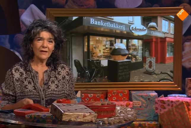 Presentatrice Dieuwertje Blok doet verslag.