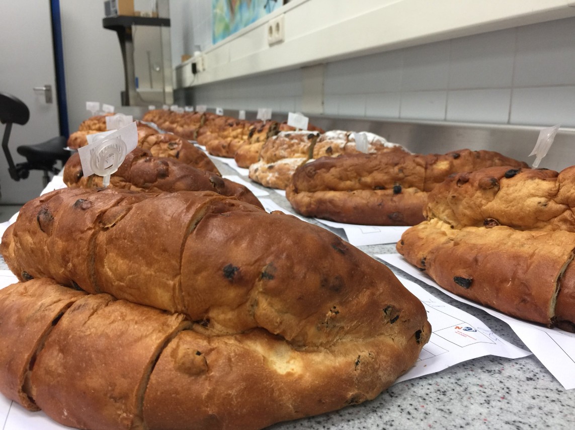 De gekeurde kerststollen. Foto: Echte Bakkersgilde.