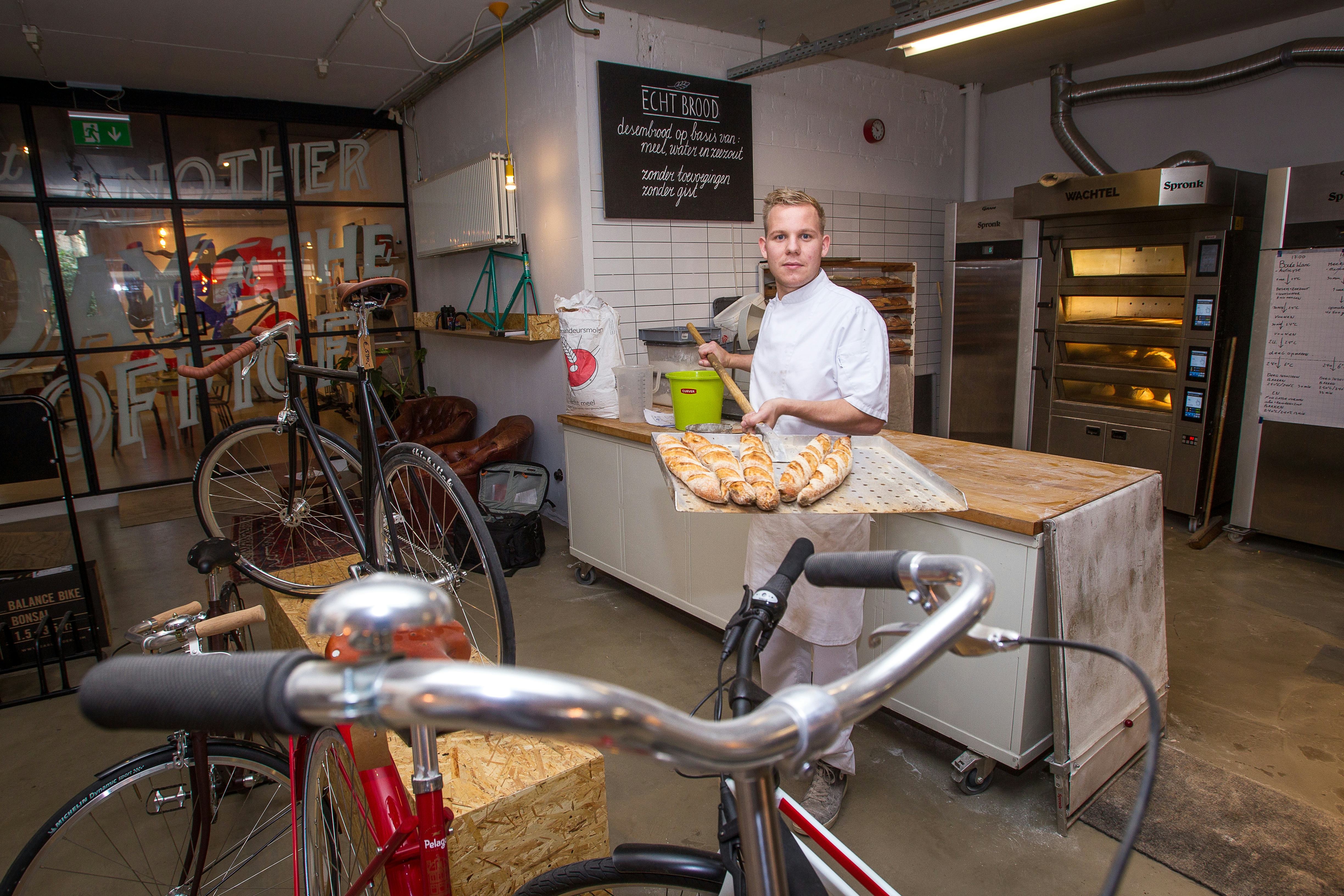 Archieffoto: Joris van Duijnhoven (27) in zijn bakkerij aan de Boschstraat in Breda. Over een paar weken start hij op een nieuwe plek in de stad.