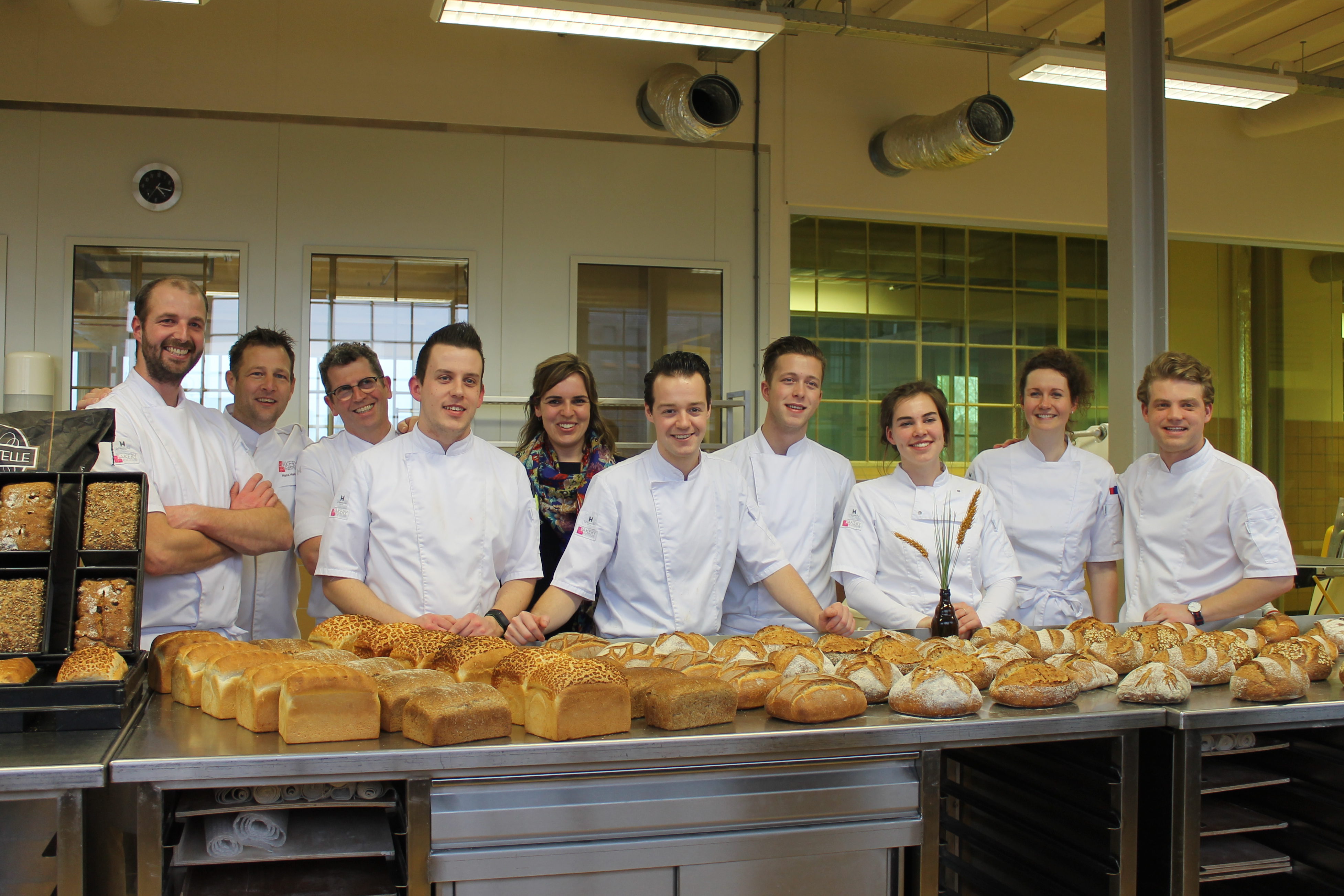 De 9-weekse klas van januari 2018 met vier 'bakkerszonen', hun docenten en BI-directeur Tamara Hoogerwaard. Vlnr: Mattijs Vinkesteijn, Hans Heiloo, Francois Brandt, Bas Somers, Tamara Hoogerwaard, Gosse BIjlenga, Danny van Leeuwen, Angelien Nijenhuis, Kathleen Termorshuizen, Floris Overgaag.



Foto: BI
