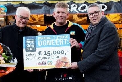 War Child-directeur Tjipke Bergsma (l) neemt de cheque in ontvangst van marktbakker Coert Westerink en formulemanager 't Stoepje Pierre Fleuren.
Foto: 't Stoepje