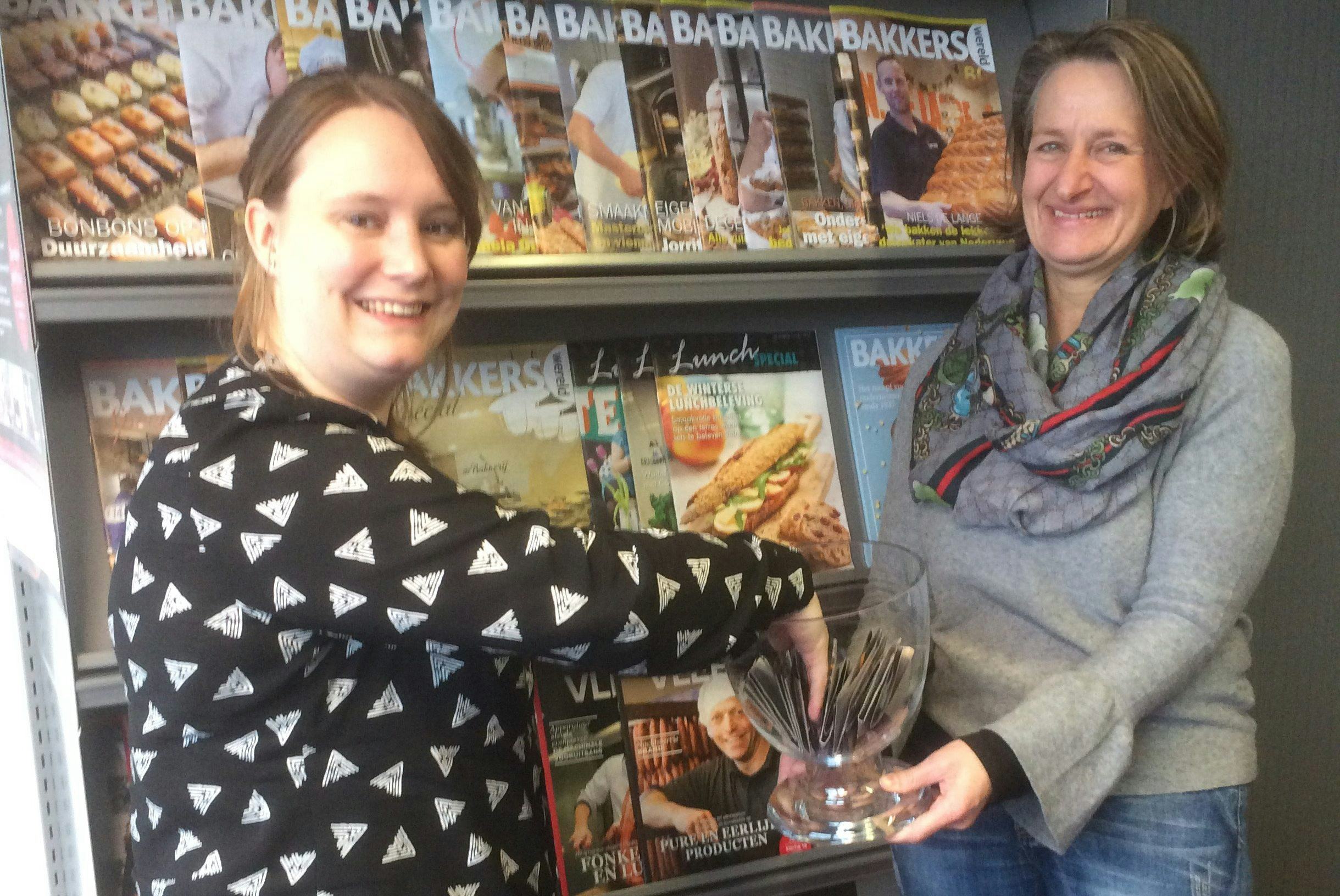 Redacteur Karin Geesink (l) trekt de winnaar uit de inzendingen, geassisteerd door redacteur Anne Mieke Ravenshorst.
Foto: Buijs