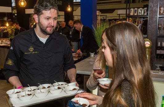 Menno Post, chef-kok van De Bokkedoorns, deelt hapjes uit met minder zout. 
Foto: KHN