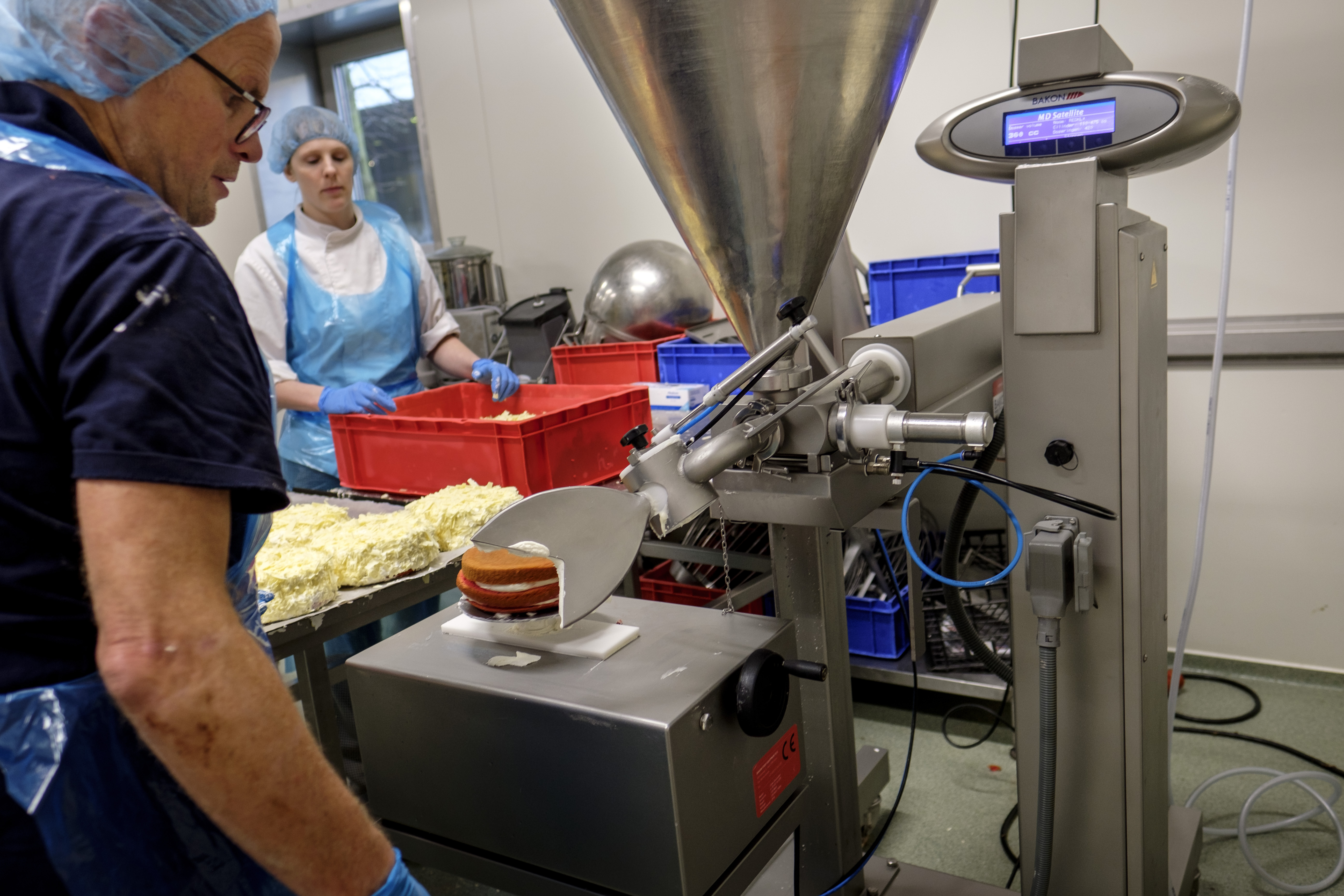 De BD7-doseermachine van Bakon wordt gebruikt voor het vullen en maskeren van taarten.  
Foto's: Roel Dijkstra / Foto: Joep van der Pal