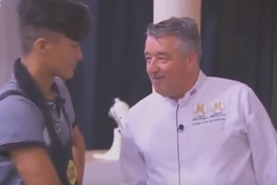 Het is niet de makkelijkste opgave om deze jongelui te inspireren, maar Tahir vond de eerste les in elk geval erg leuk.

Beeld: screenshot Dream School