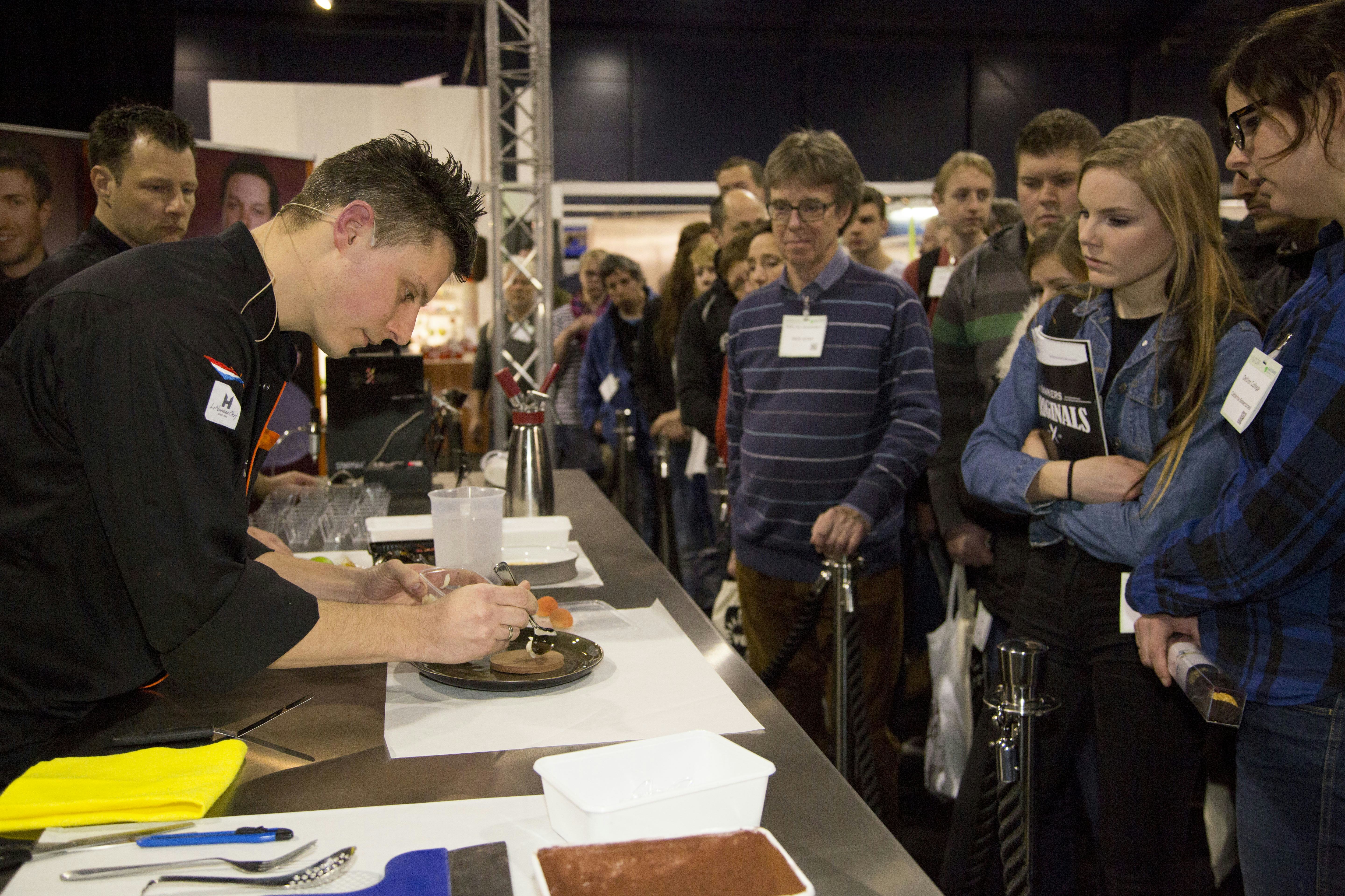Tom van de Veen van het Nederlands Patisserie Team geeft een demonstratie. 
Foto's: Easyfairs