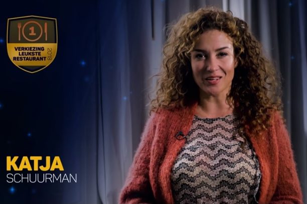 Katja Schuurman en zangeres Maan leuken de verkiezing van het Leukste Restaurant op.
