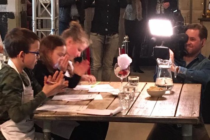 De kinderjury doet een duit in het zakje.

Foto: IJsVakcentrum