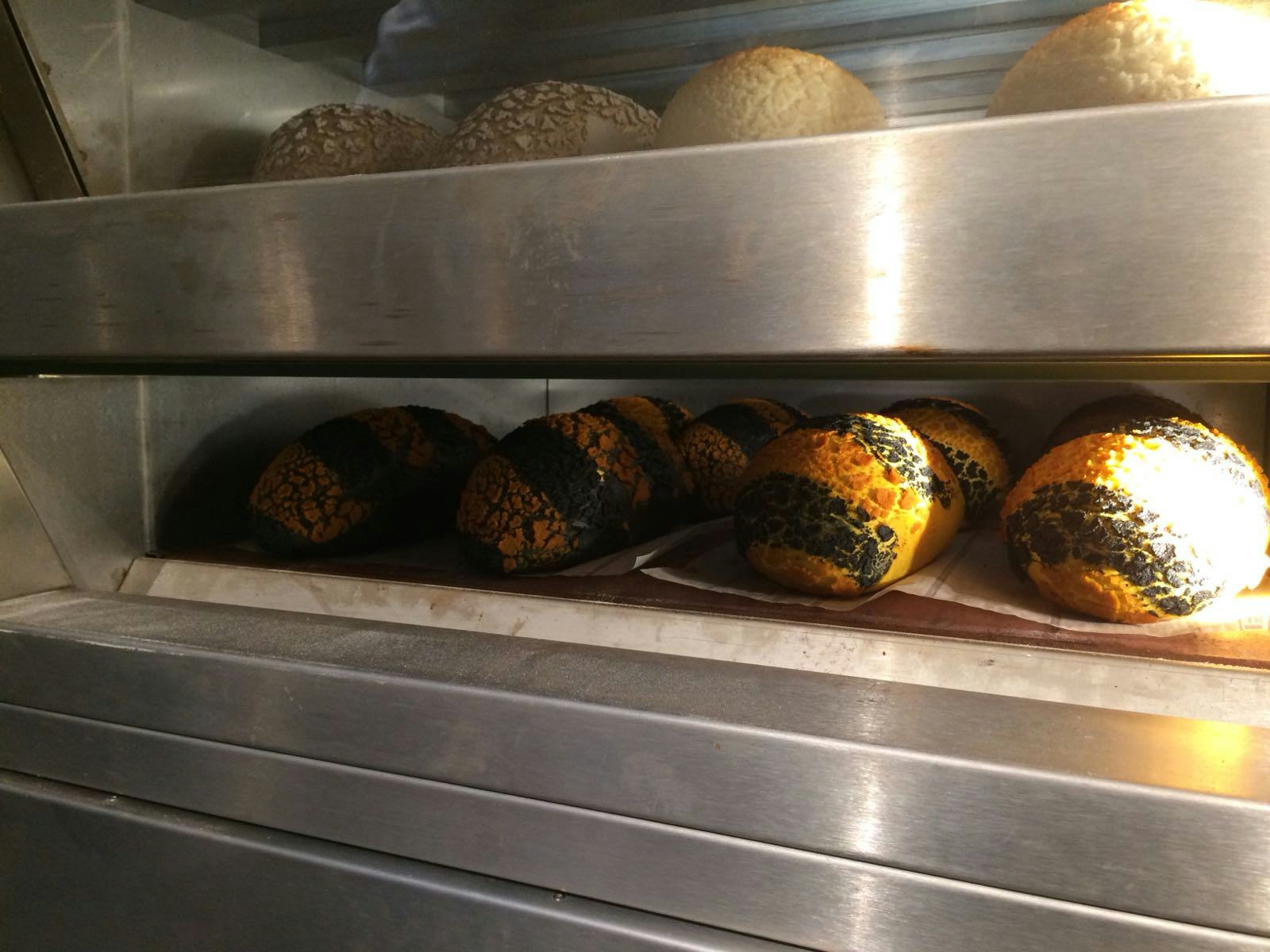 Tijgerbrood 2.0 met inktvispoeder en kurkuma.
