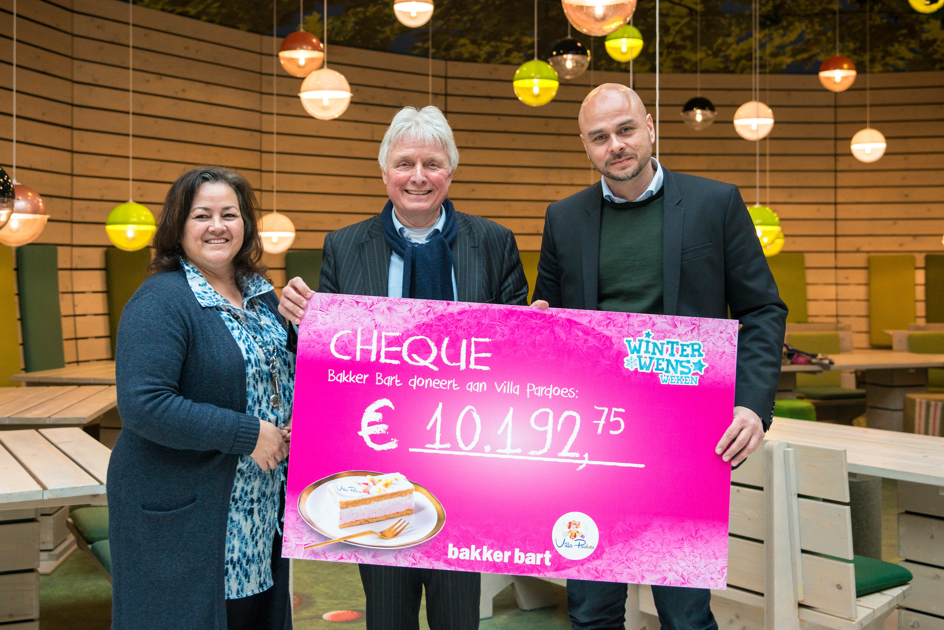 Directeur van Bakker Bart en Francis Kuijk overhandigen Villa Pardoes een cheque van de opbrengsten van de Villa Pardoes Tompoes.

Foto: BB