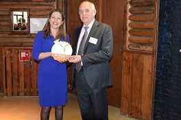 Aalt Dijkhuizen overhandigt de minister het boekje. Foto: Dijkhuizen