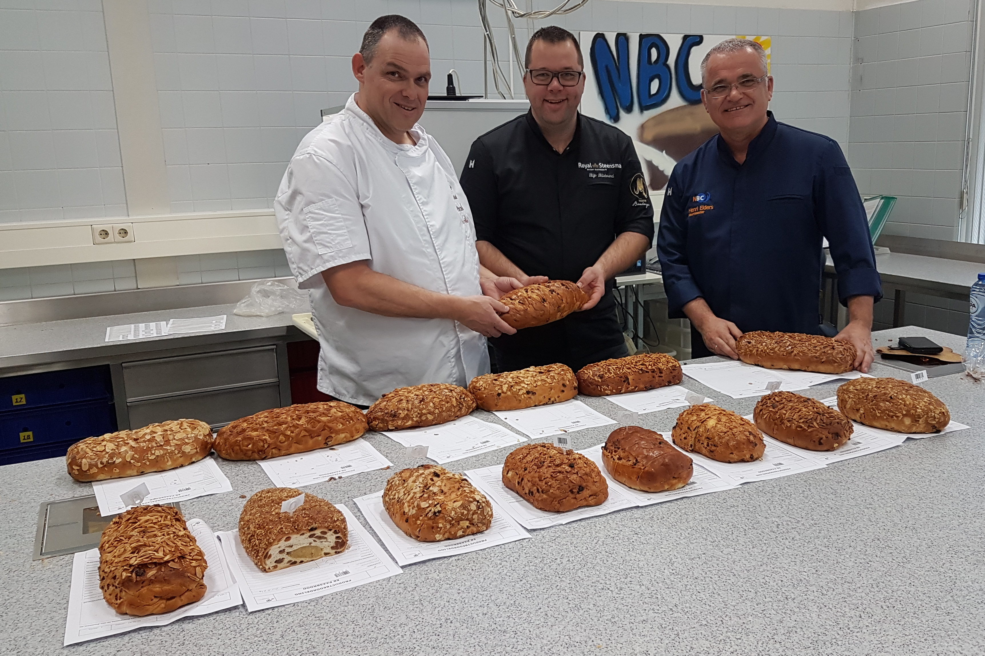 Marco van Scheijndel, technisch adviseur bij Puratos (links), Meester Boulanger Hiljo Hillebrand (m), en keurmeester Henri Elders van het Nederlands Bakkerij Centrum hebben de keuringen verricht dit jaar.