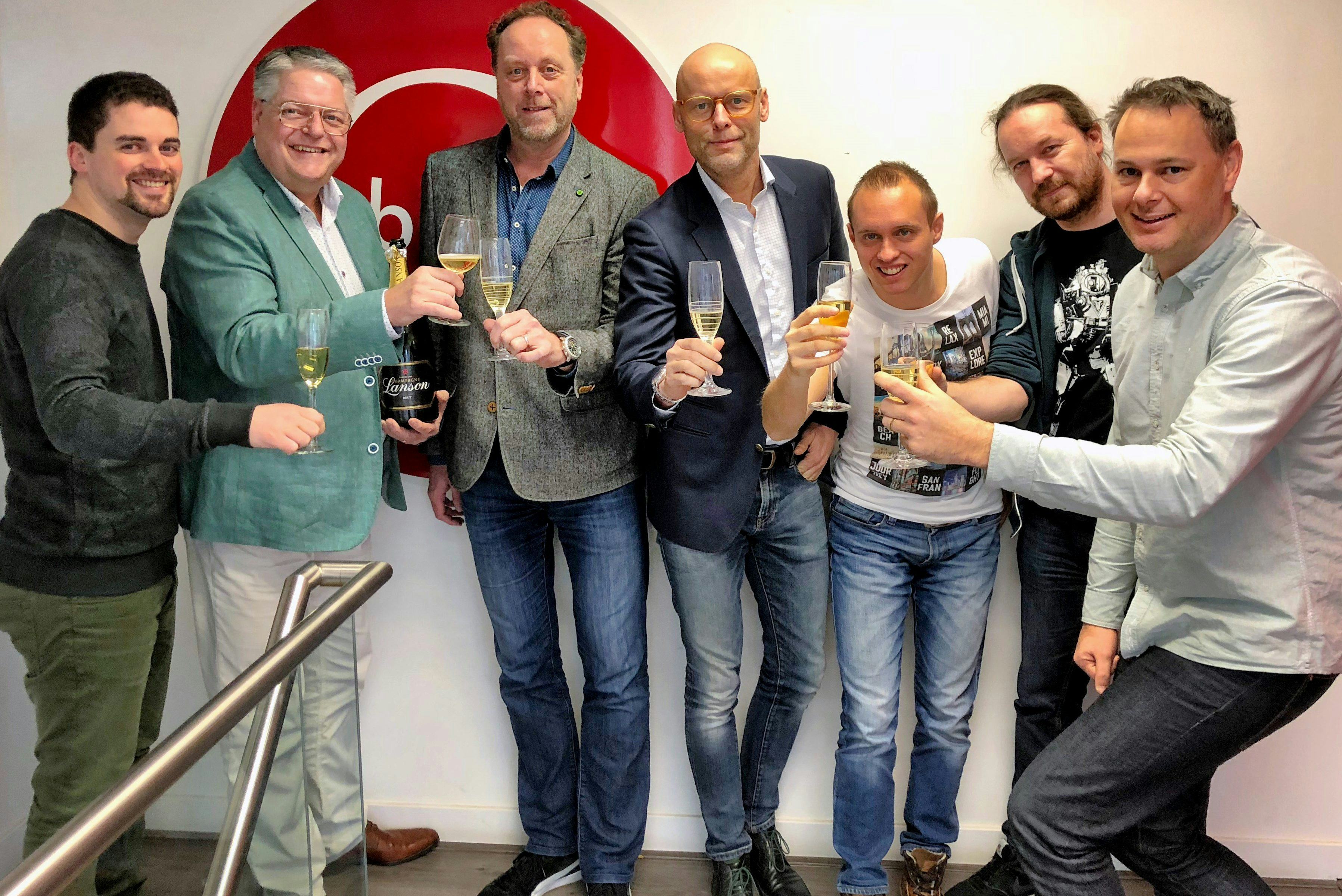 Team Infrashop en team Qball proosten op lancering