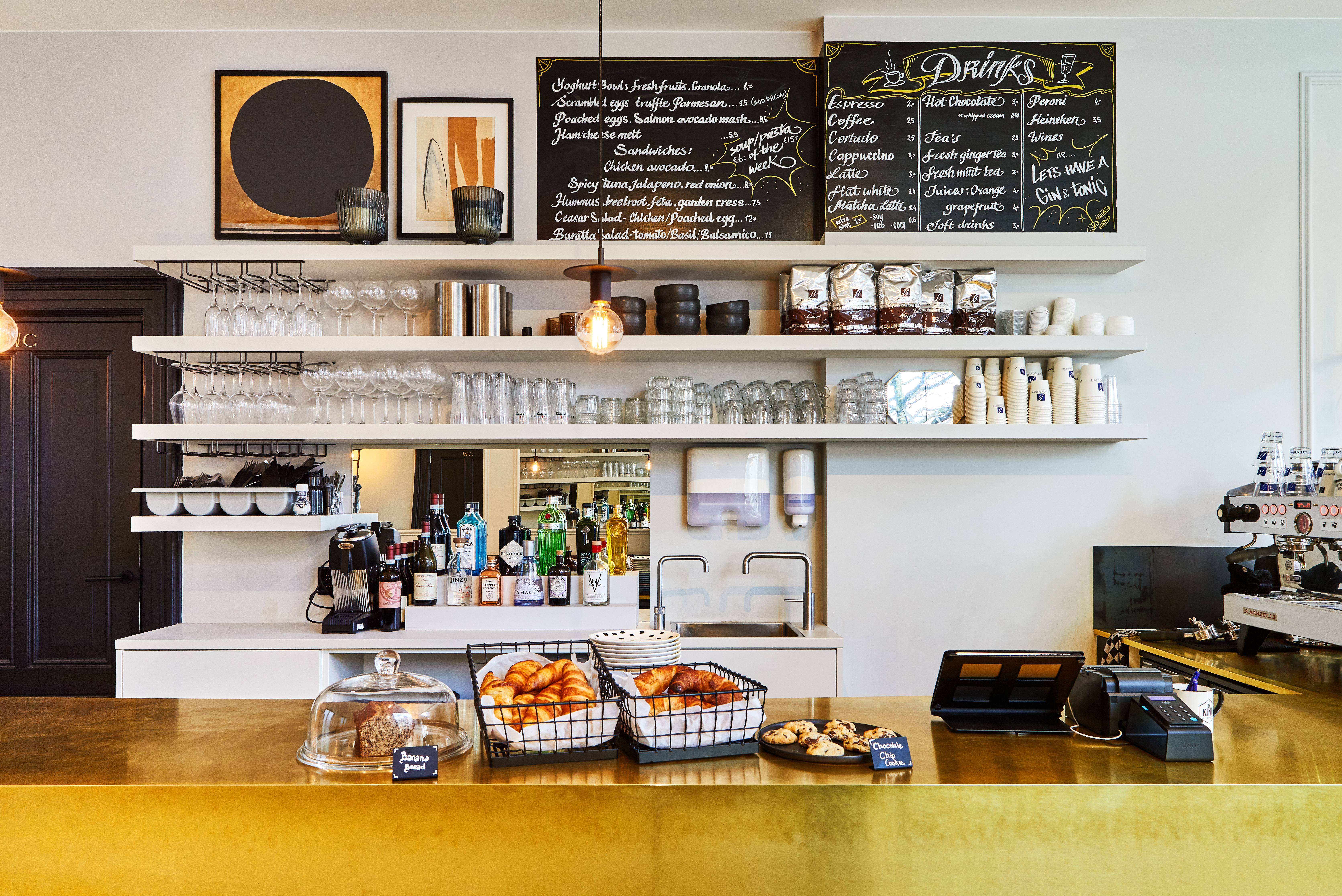 De gouden bar als eyecatcher en uitgiftepunt.

Foto: Locals Coffee