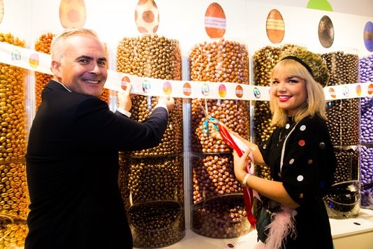 CEO Tjeerd Jegen knipt samen met ‘Queen of discodip’ Amanda van Effrink het openingslint