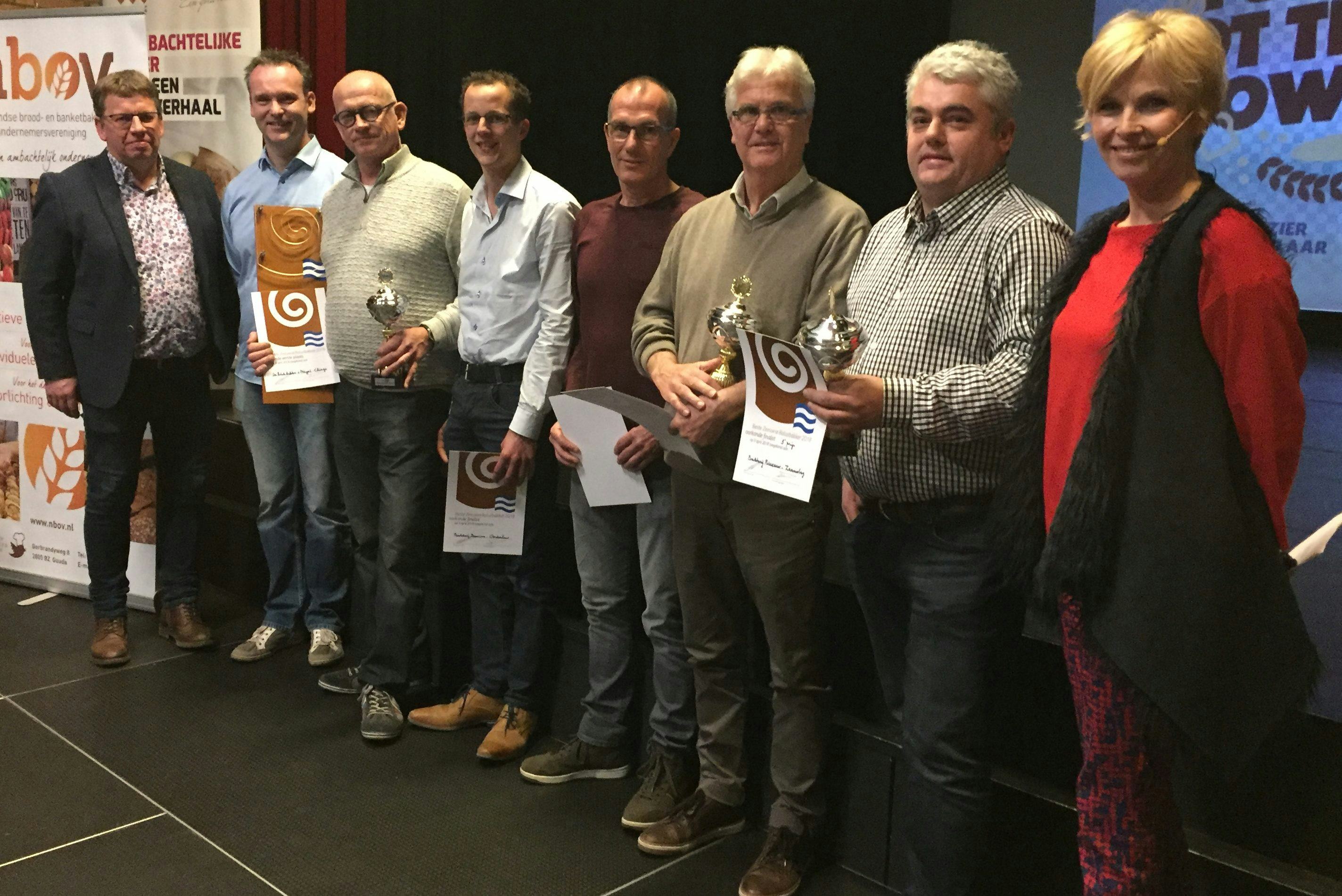 Winnaars van de Zeeuwse Bolustrofee, met winnaar Joop van Meijel 3e van links en tv-presentatrice Anita Witzier rechts.
Foto: NBOV