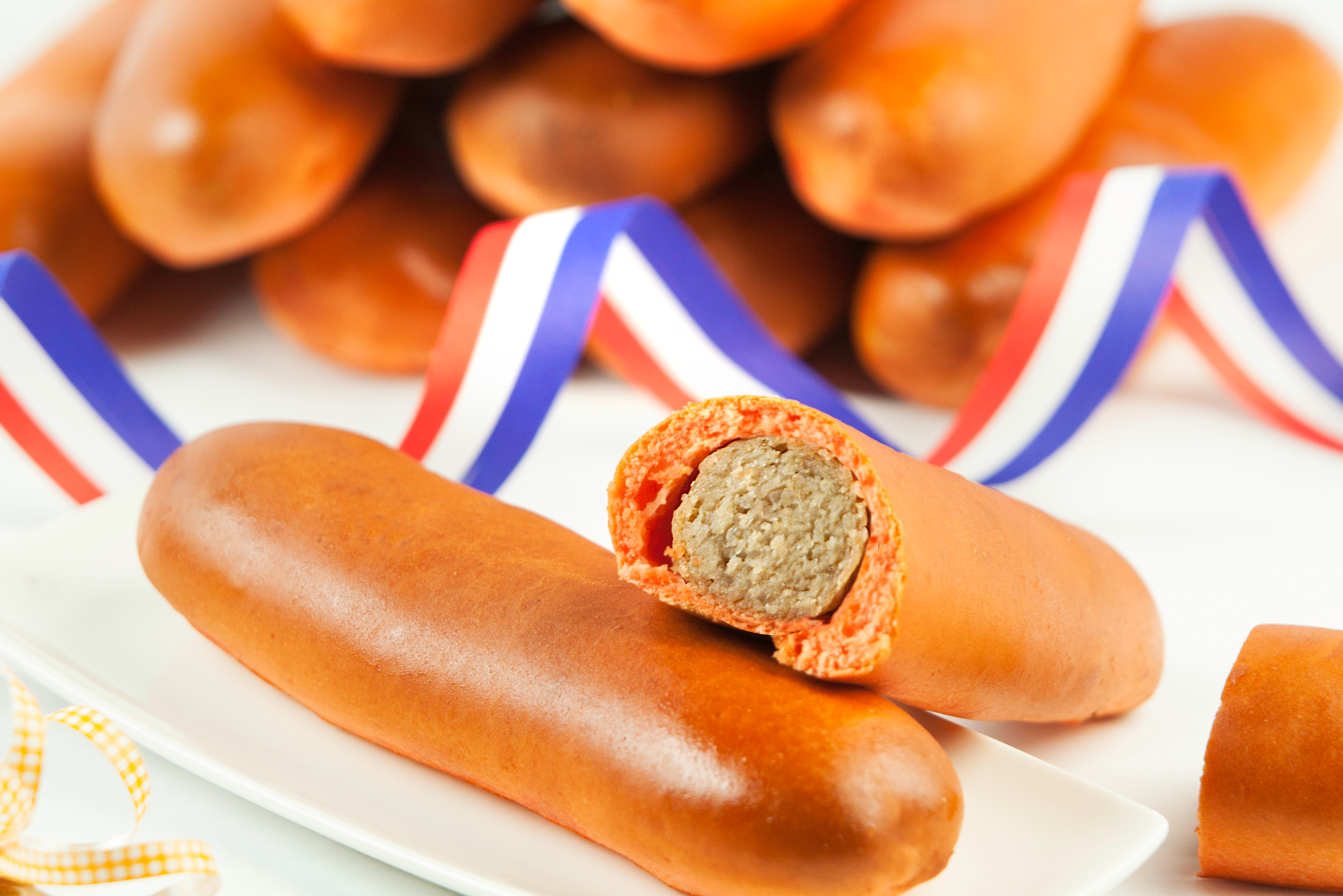 De Bakkende Brabander maakt oranje worstenbroodjes.

Foto: DBB