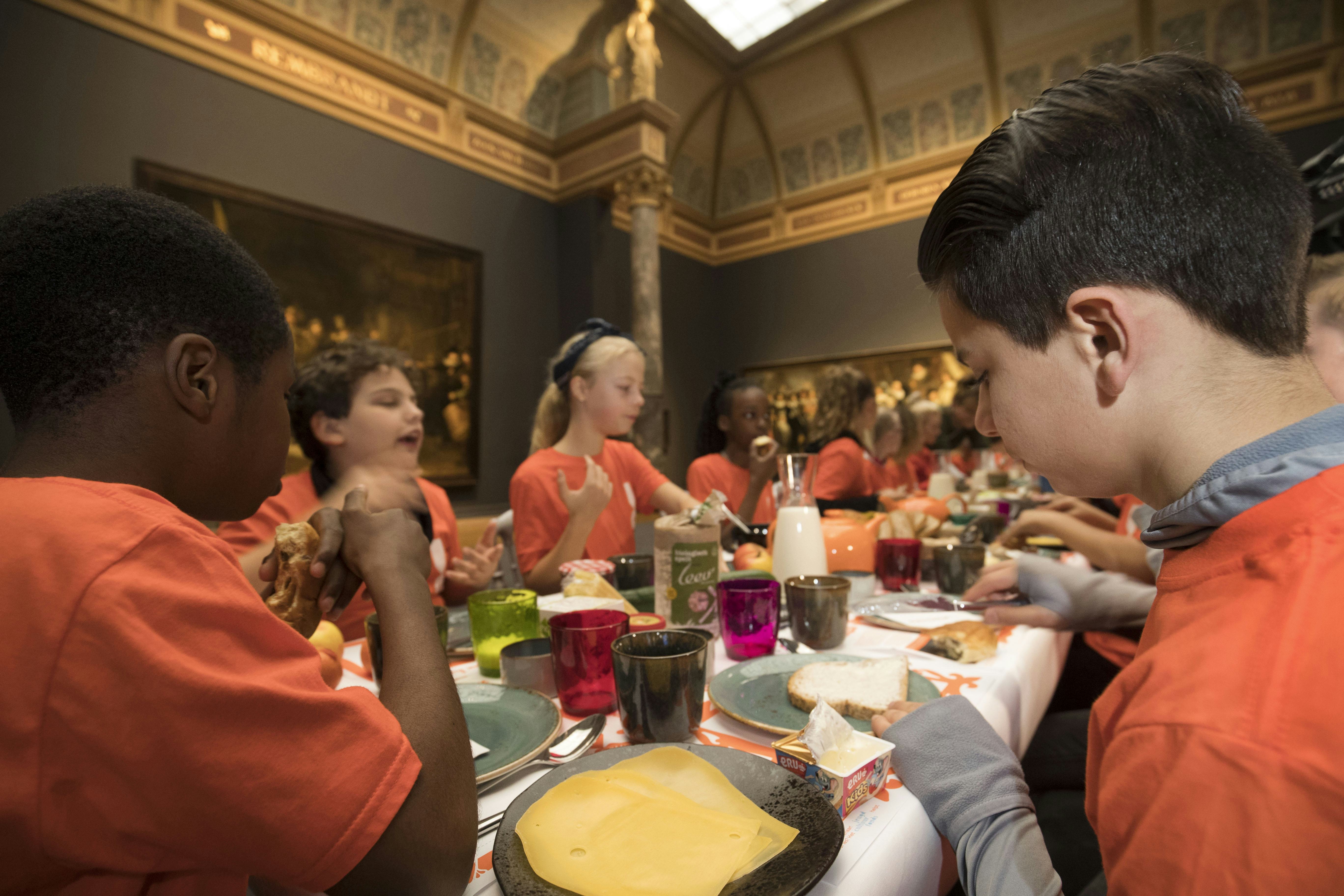 Opening Nationaal Schoolontbijt in het Rijksmuseum vorig jaar bij de Nachtwacht.