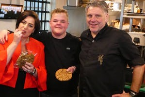 Thérèse en Jonnie Boer en Gijs Ruhof met de Vondelspeculaas.
Foto: Gijs Ruhof