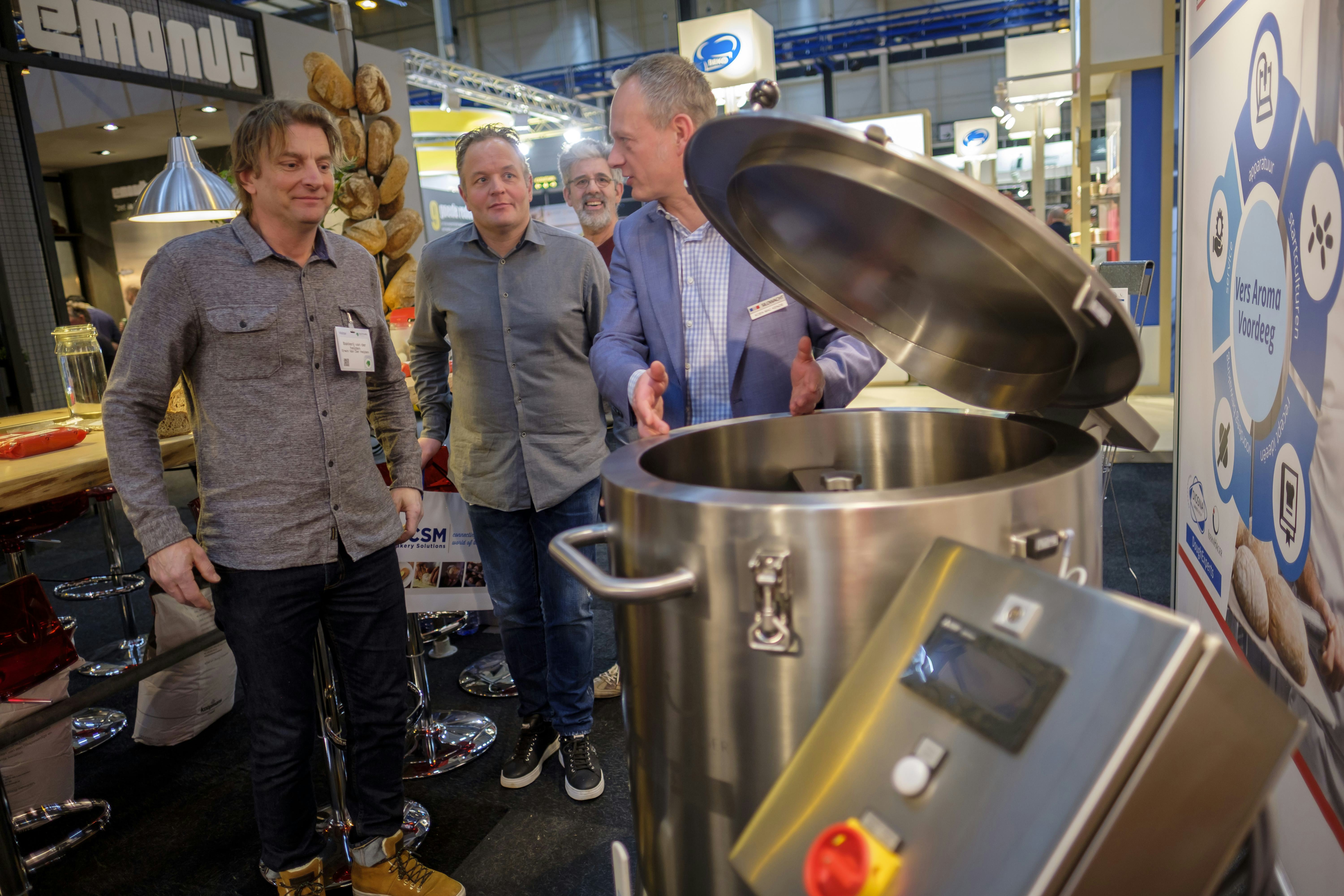 Op de Bakkersvak in Gorinchem gaf Koen Mac Kenzie (r) uitleg over de aromaketels.
Foto: Fotobureau Roel Dijkstra