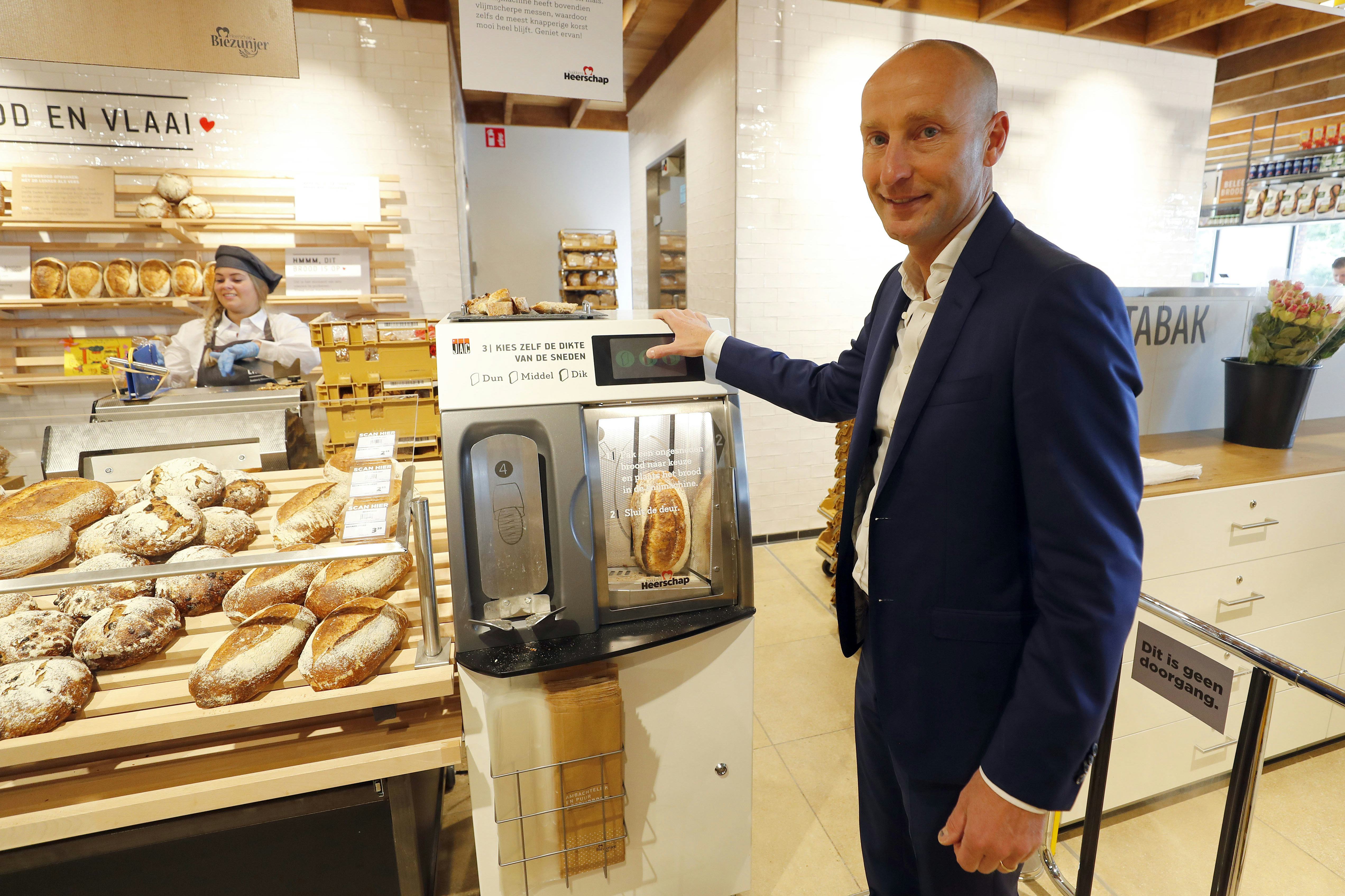 Stan Heerschap draait proef met een nieuwe bakkersafdeling in zijn Jumbo.
Foto's Bert Jansen