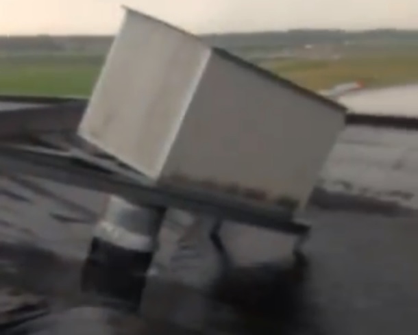 Still uit het filmpje van RTV Oost Live over de schade aan het dak bij Bakkerij Holland. Te zien is dat het dak onder de druk van het vele regenwater is bezweken. Foto: RTV Oost Live