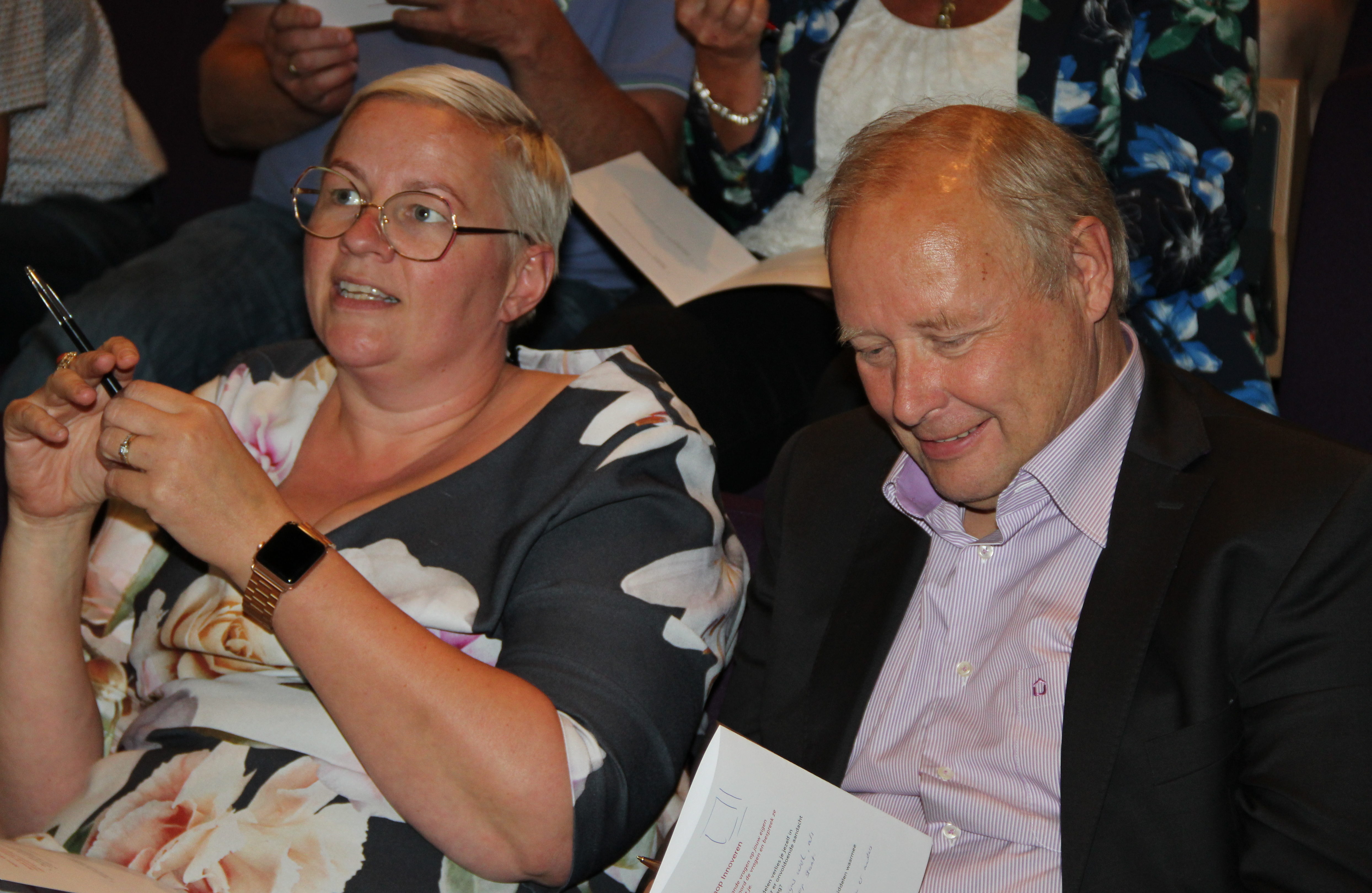 Jan Buitelaar (r) viert het jubileum van zijn bedrijf Resultsplus met een muzikale inspiratiemiddag. Naast hem Greetje Dekker Grutter.

Foto's: Resultplus