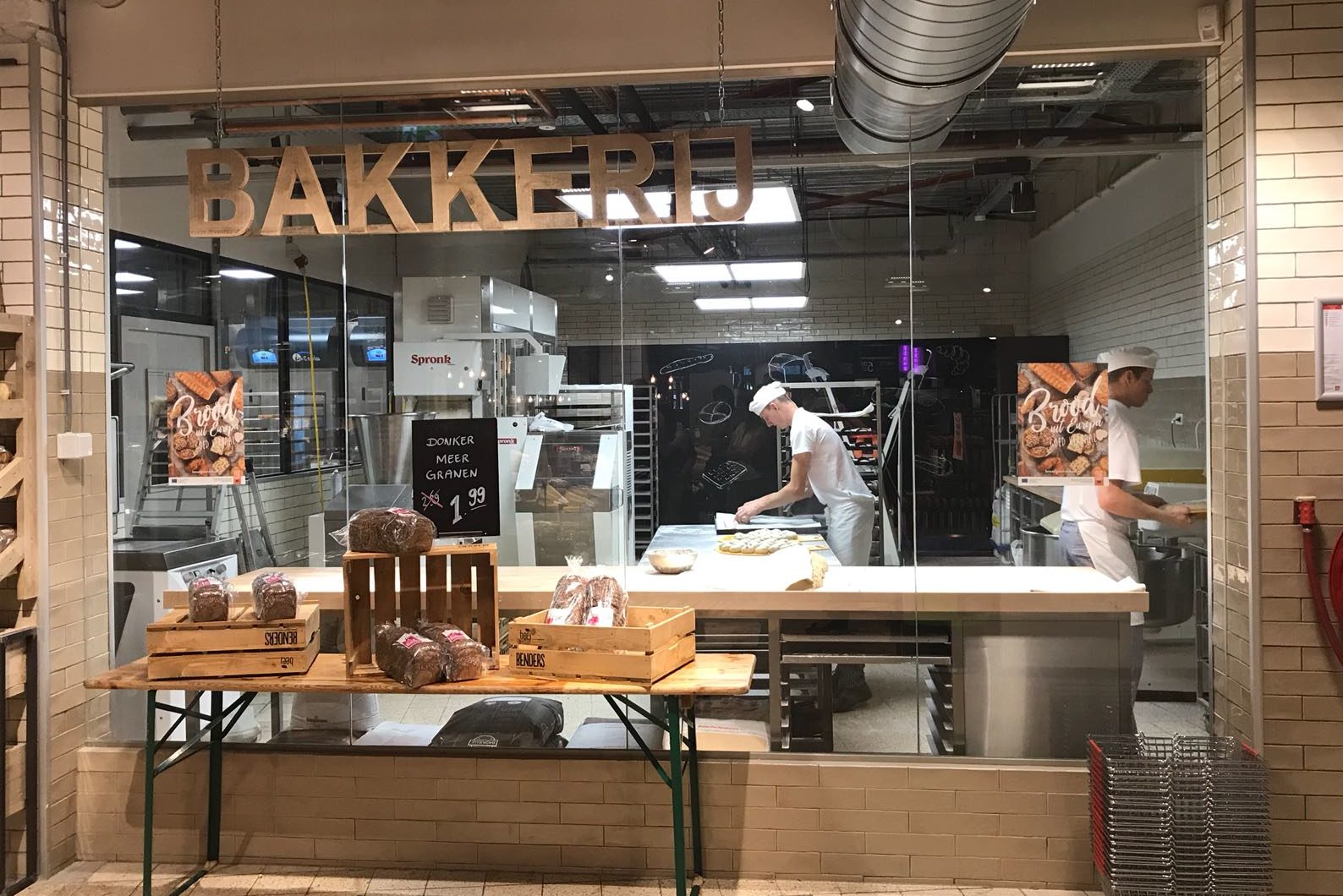 De instore bakkerij van Bakkerij Pijpers bij Beej Benders.

Foto‘s: Ank van  Lier